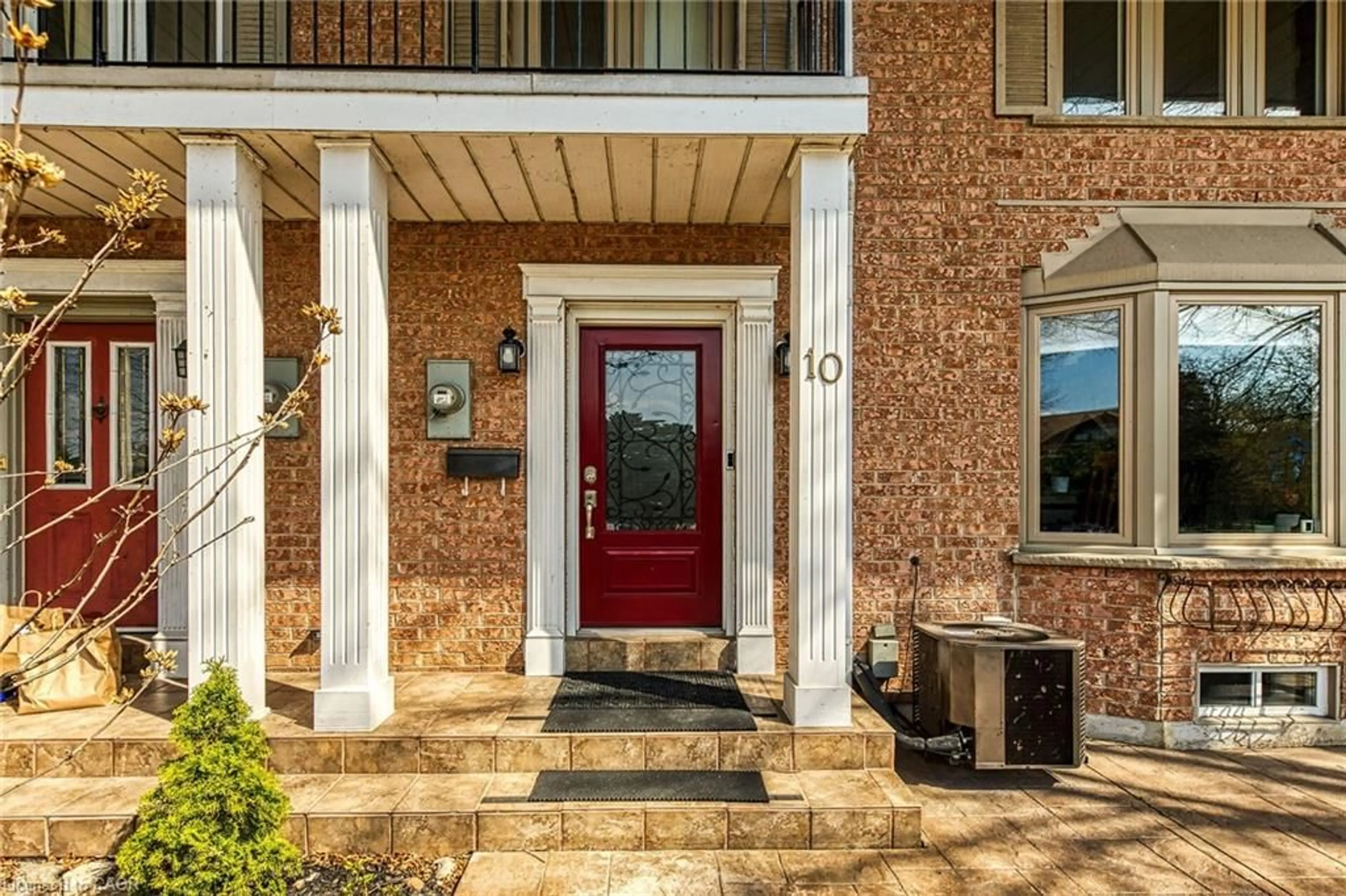 Indoor entryway for 10 Edgewater Dr, Stoney Creek Ontario L8E 4Z3