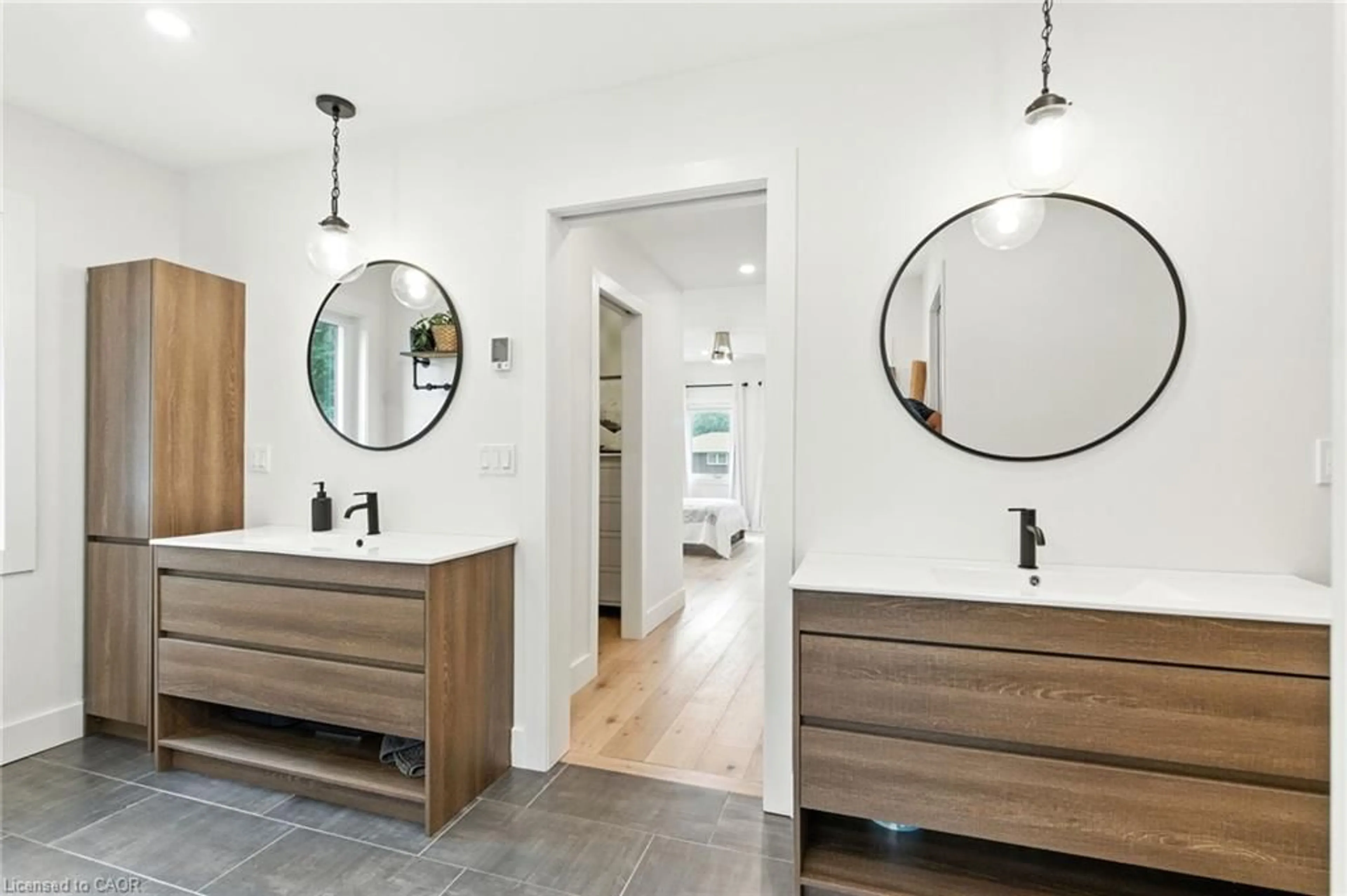 Contemporary bathroom, ceramic/tile floor for 210 Northlake Dr, Waterloo Ontario N2V 1A8