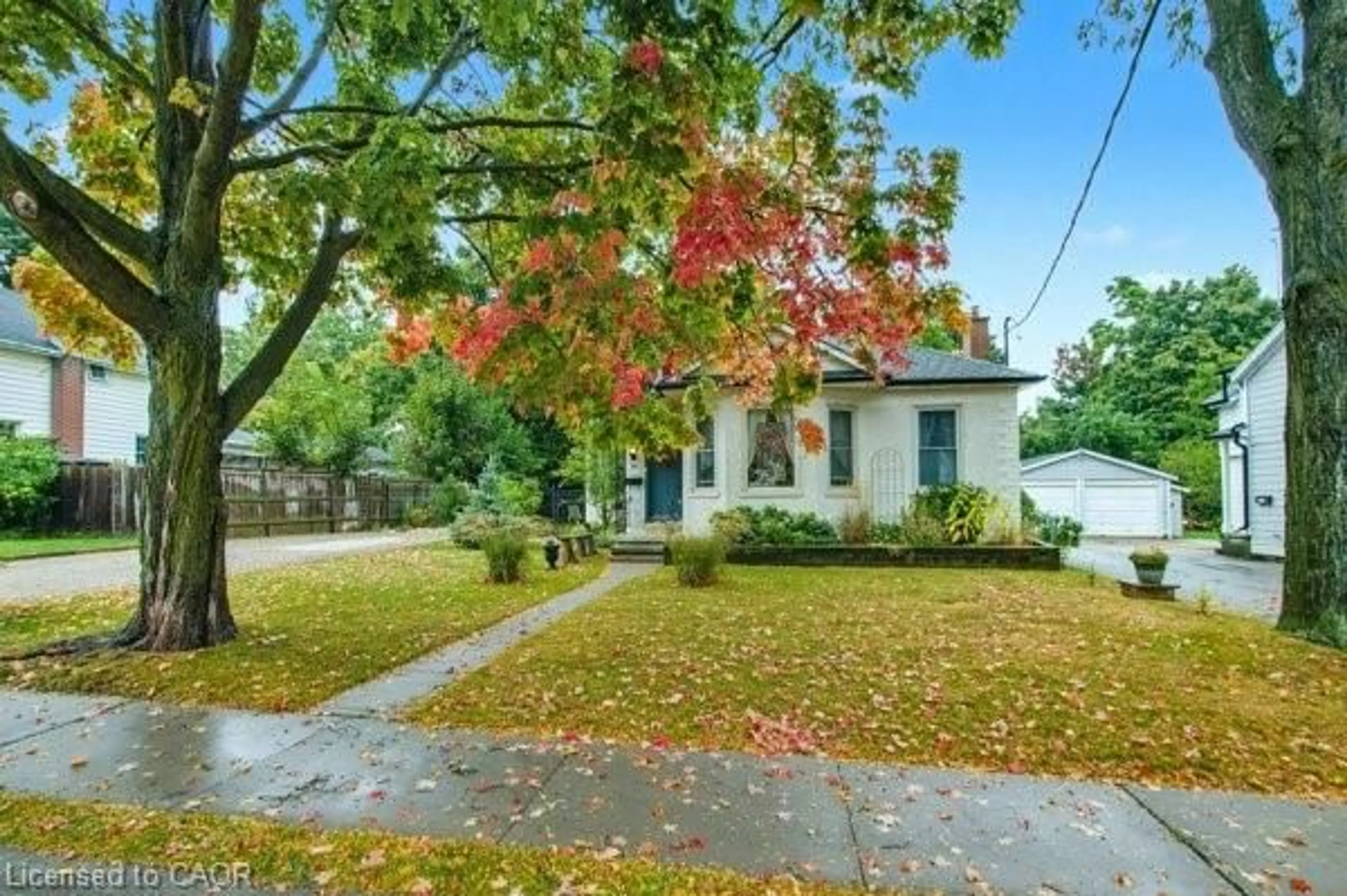 A pic from outside/outdoor area/front of a property/back of a property/a pic from drone, street for 30 Dumfries St, Cambridge Ontario N1S 1Y7