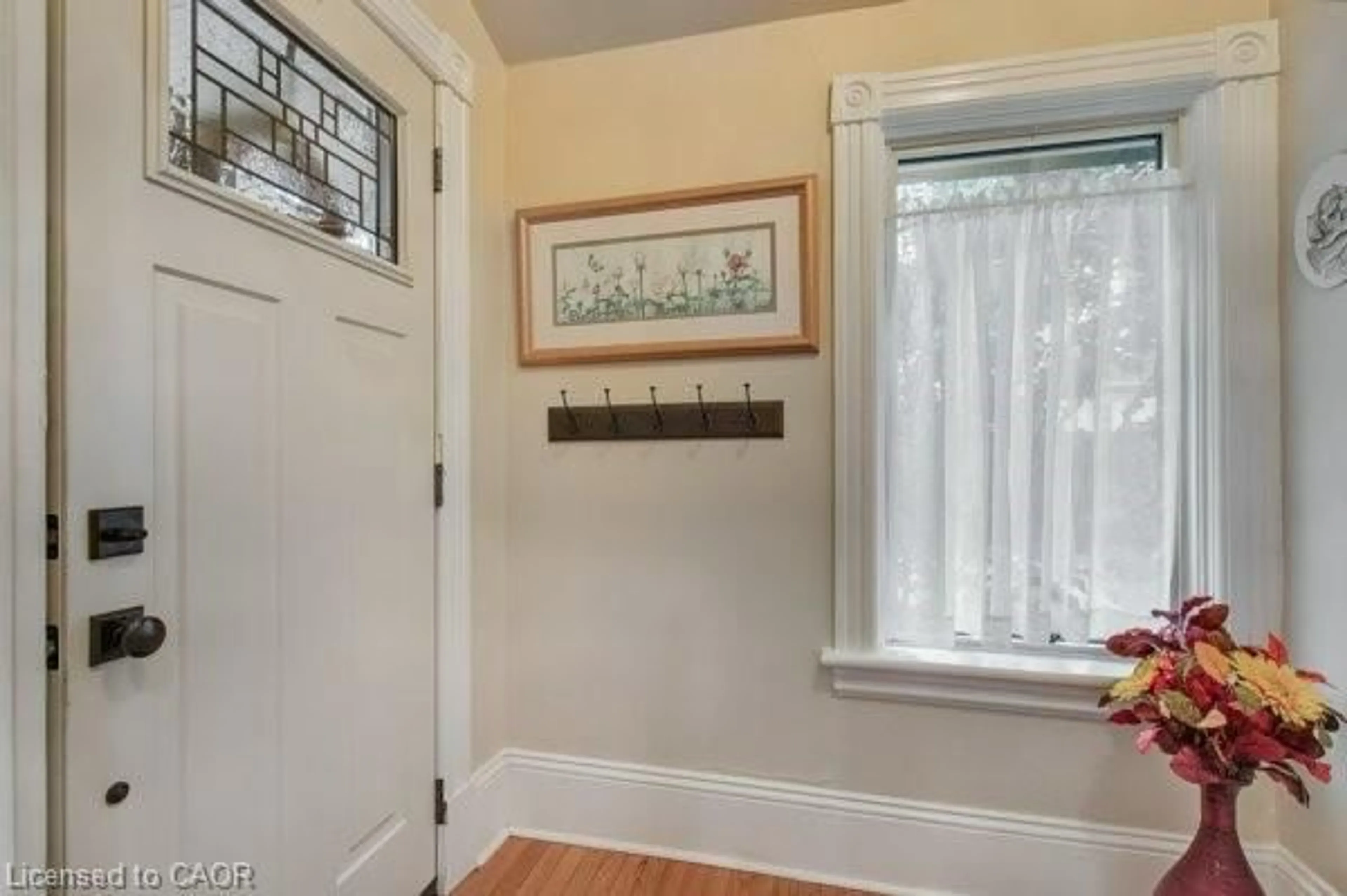 Indoor entryway for 30 Dumfries St, Cambridge Ontario N1S 1Y7