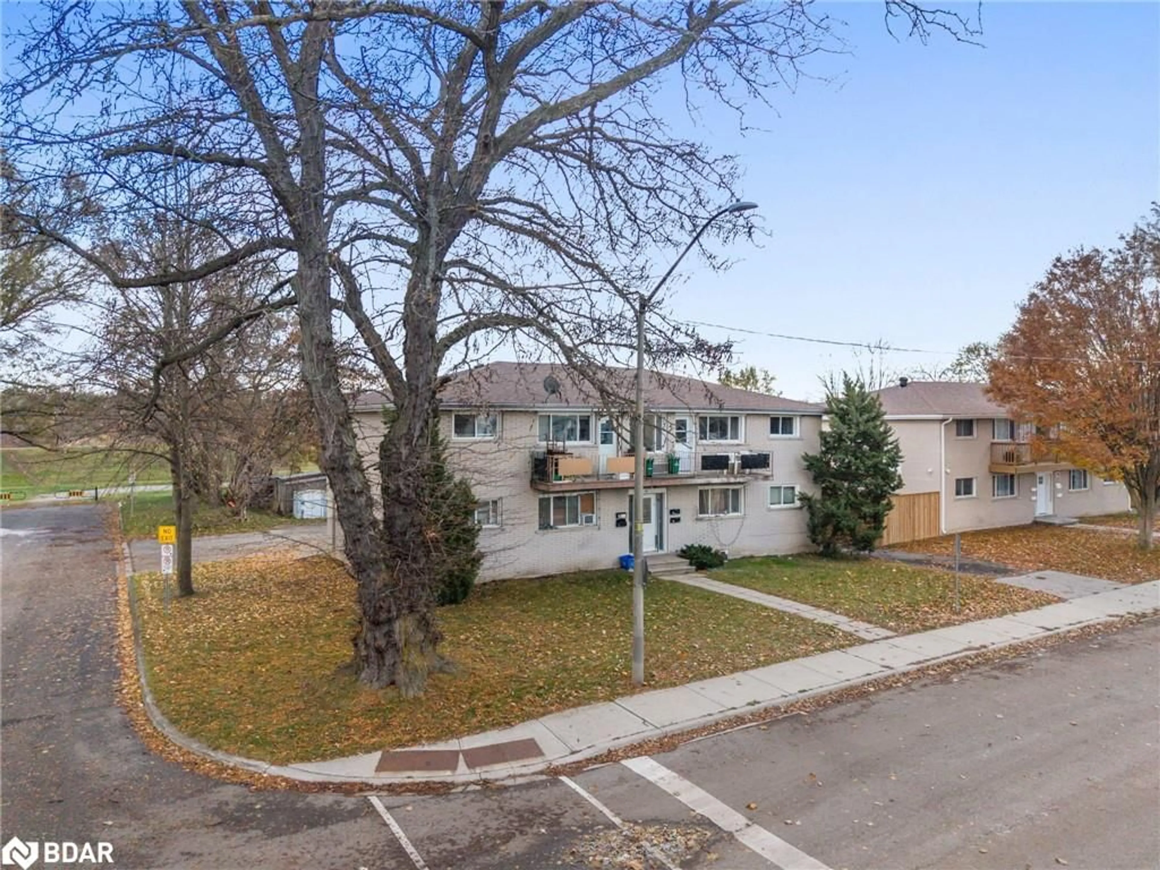 A pic from outside/outdoor area/front of a property/back of a property/a pic from drone, street for 94 Sixth Ave, Brantford Ontario N3S 1B2
