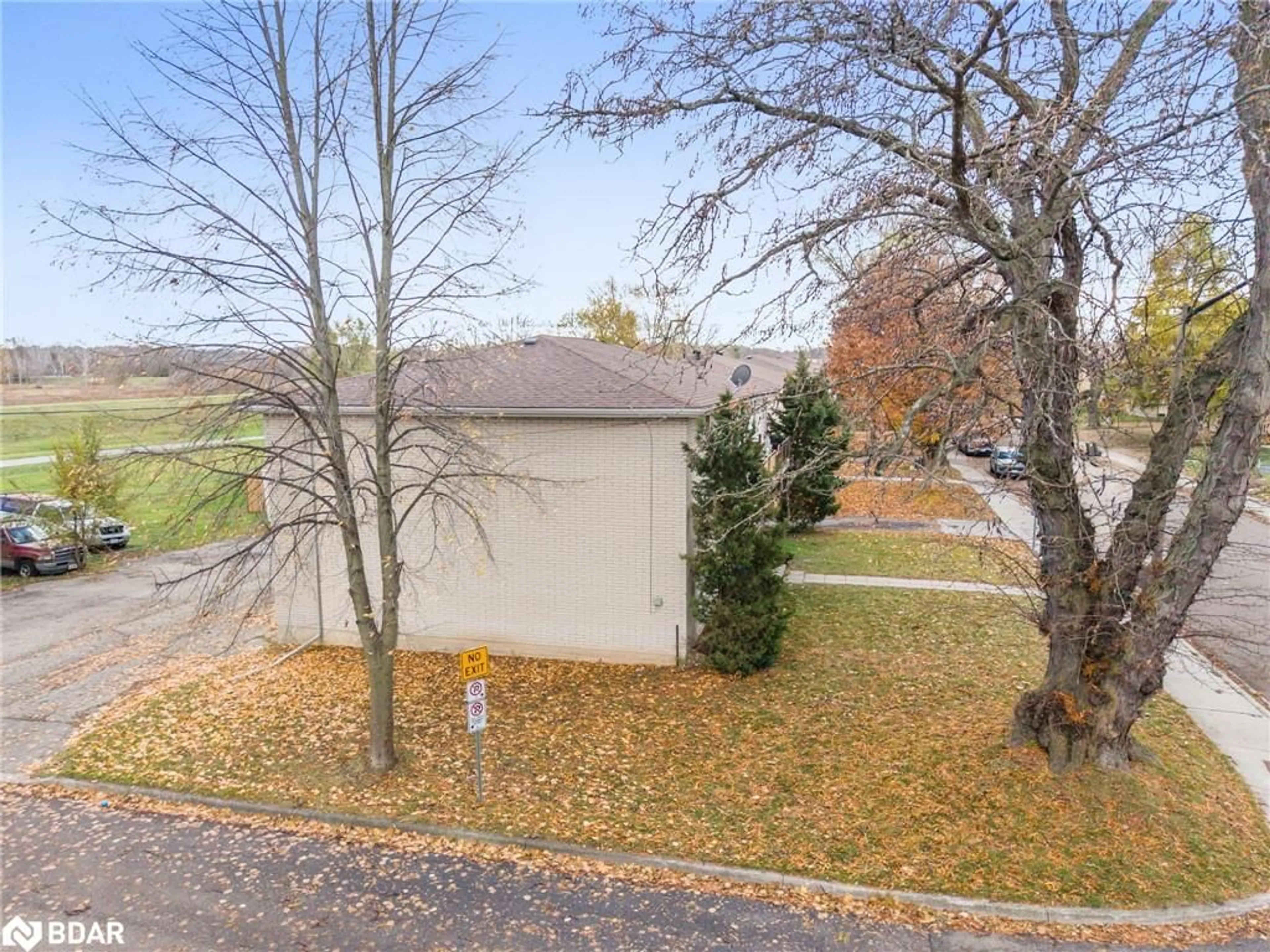A pic from outside/outdoor area/front of a property/back of a property/a pic from drone, unknown for 94 Sixth Ave, Brantford Ontario N3S 1B2