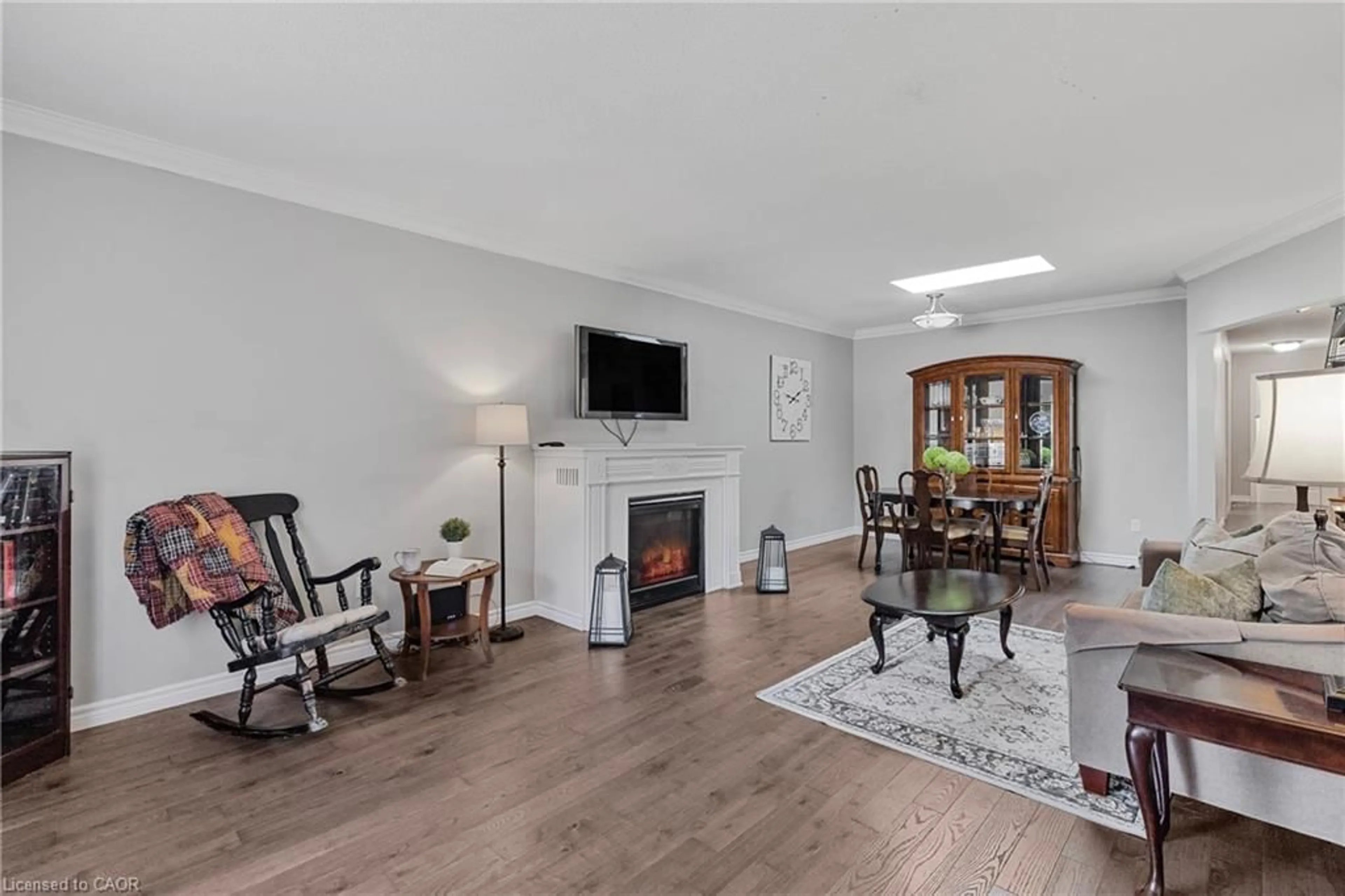 Living room with furniture, wood/laminate floor for 119 Franklyn St, Shelburne Ontario L9V 2Y3
