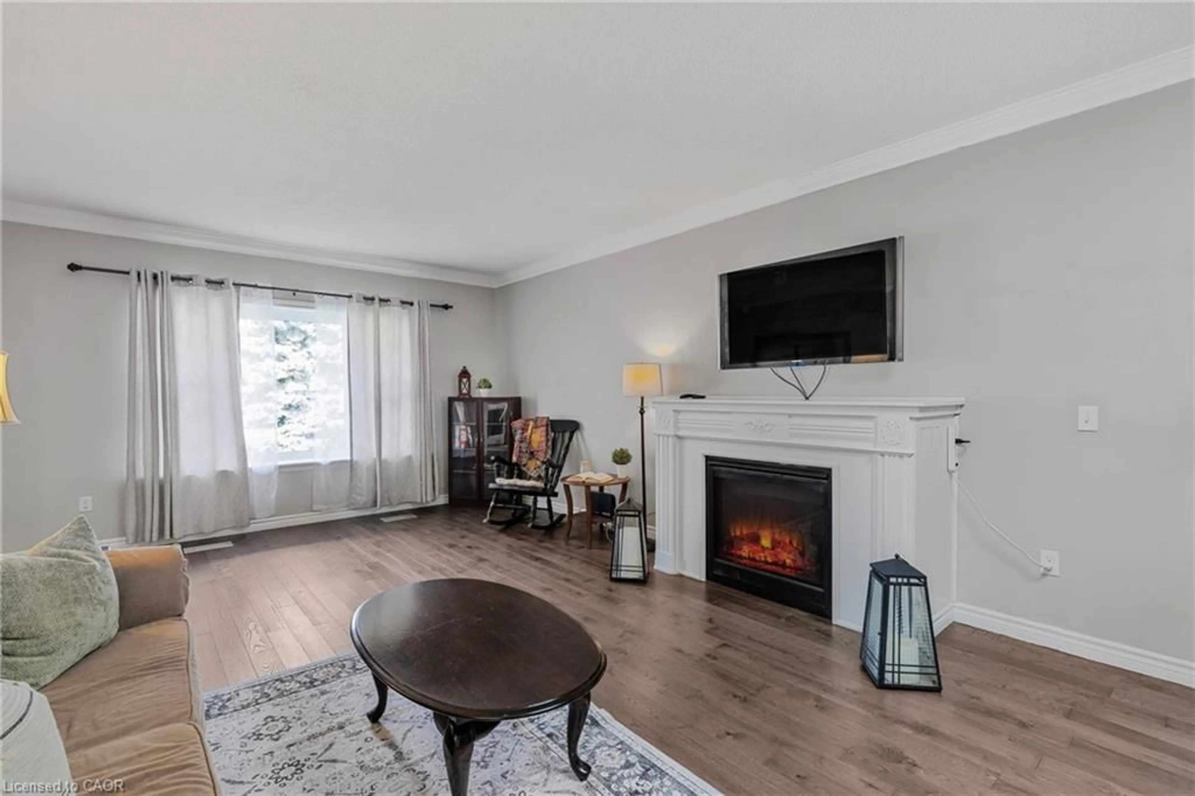 Living room with furniture, wood/laminate floor for 119 Franklyn St, Shelburne Ontario L9V 2Y3