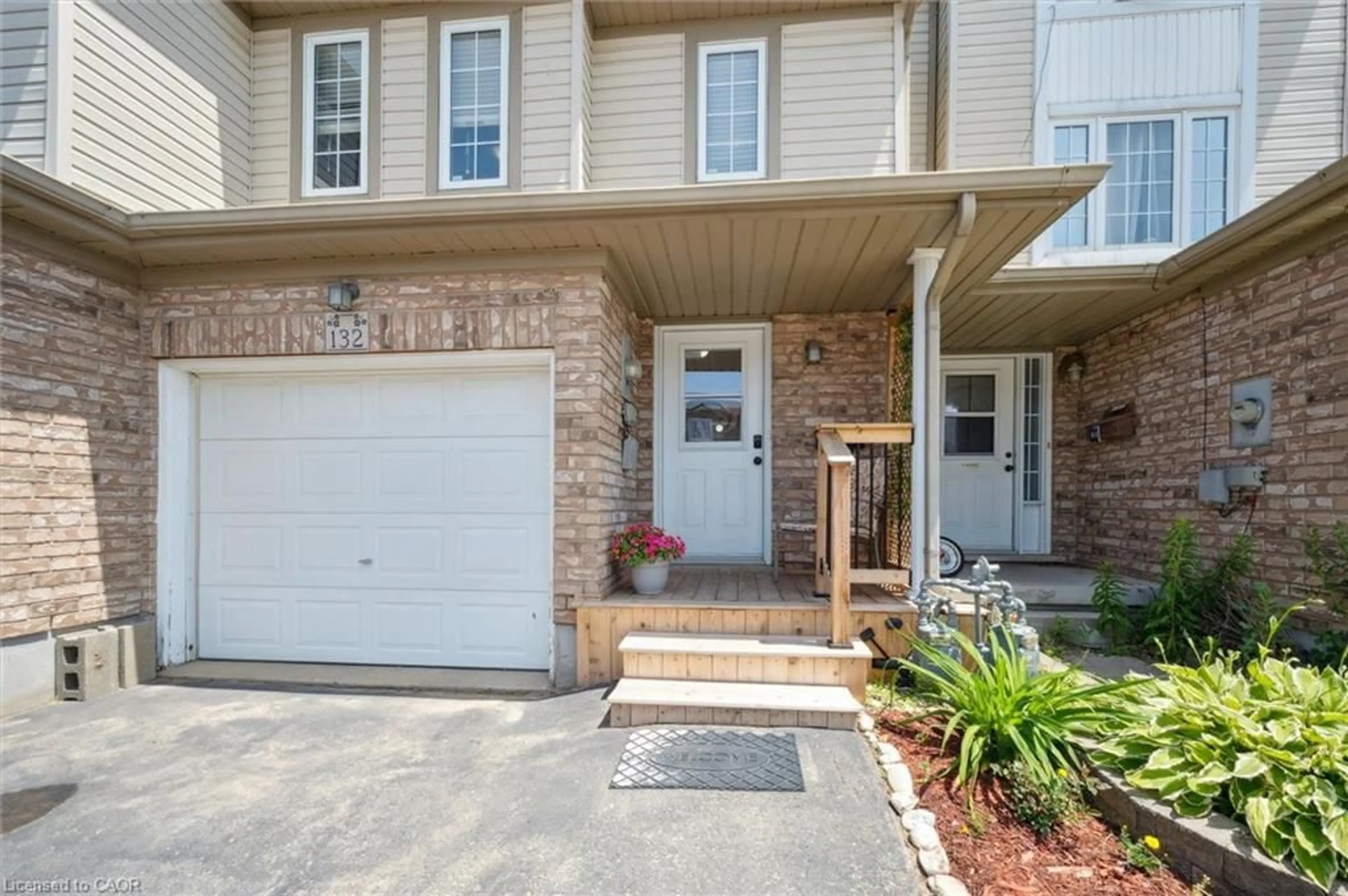 Indoor entryway for 132 Donnenwerth Dr, Kitchener Ontario N2E 4C8