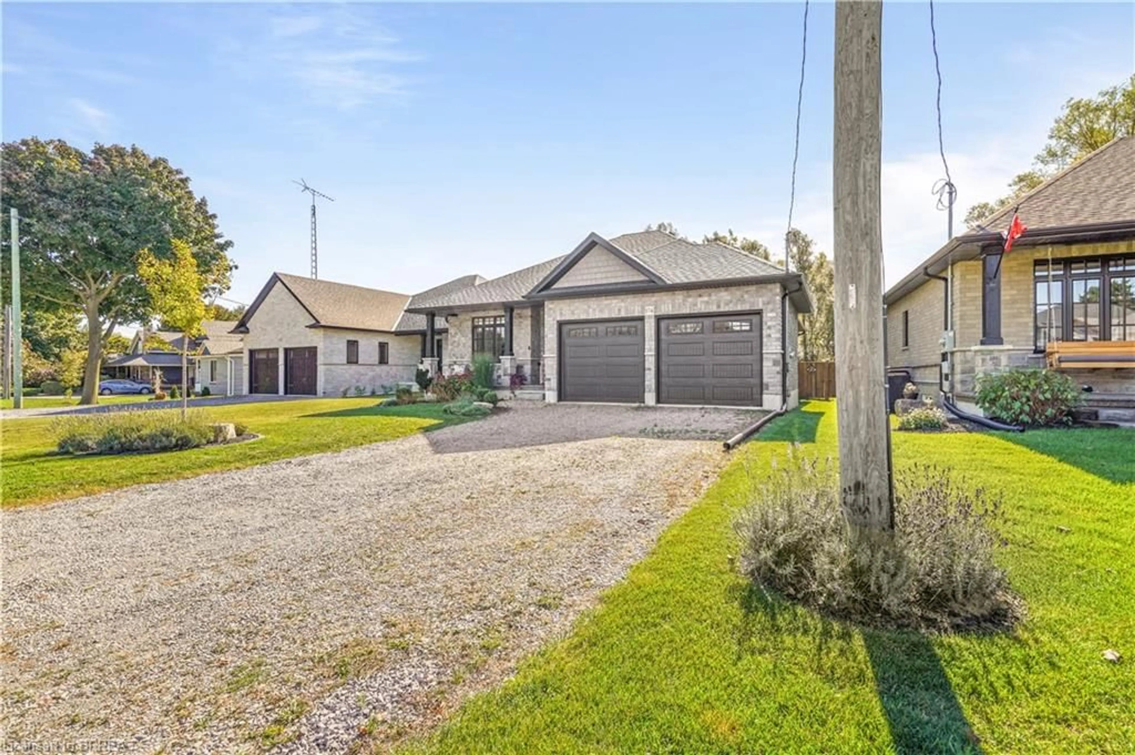 A pic from outside/outdoor area/front of a property/back of a property/a pic from drone, street for 174 Mechanic St, Waterford Ontario N0E 1Y0