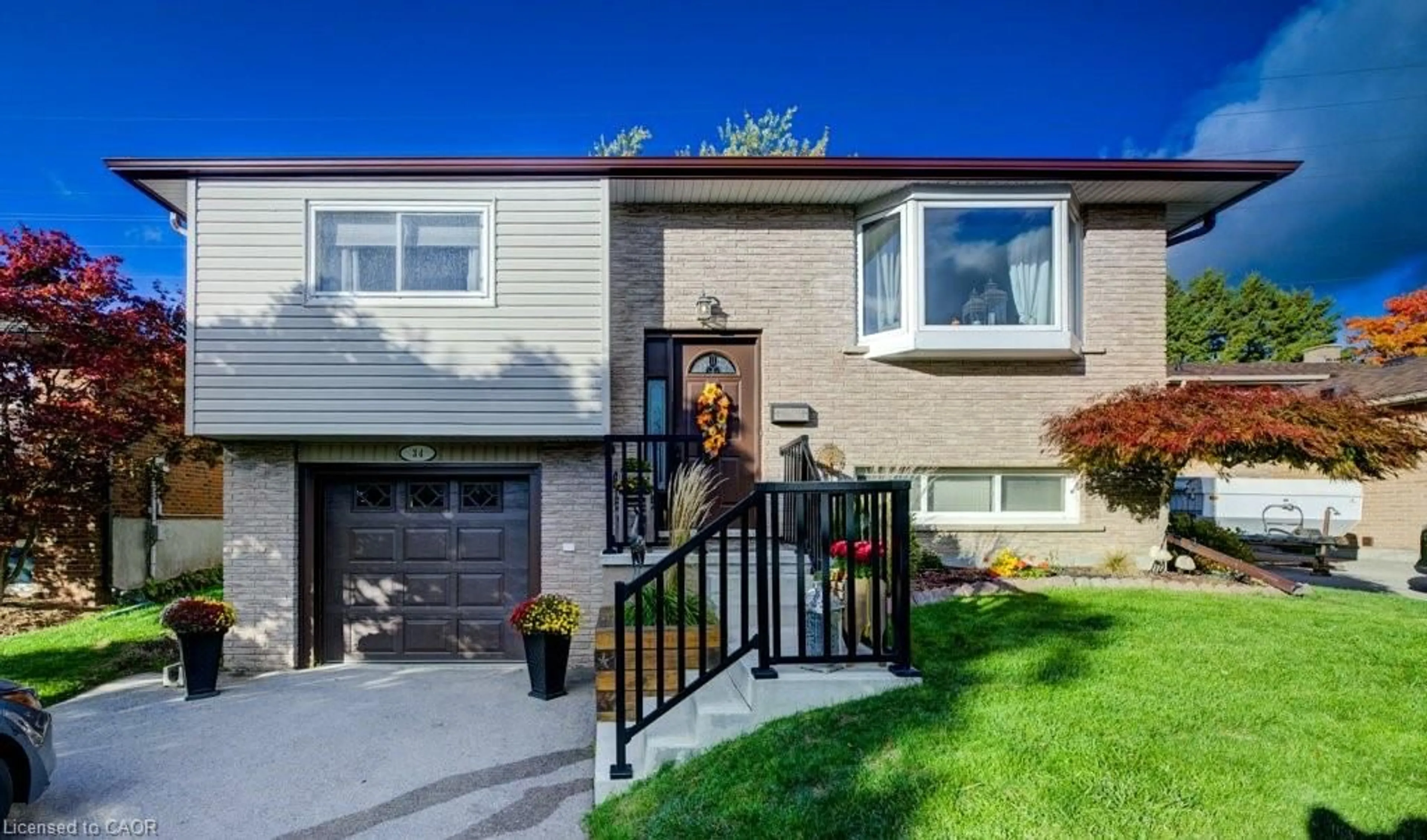 Home with vinyl exterior material, street for 34 Willow Green Crt, Kitchener Ontario N2N 1W6