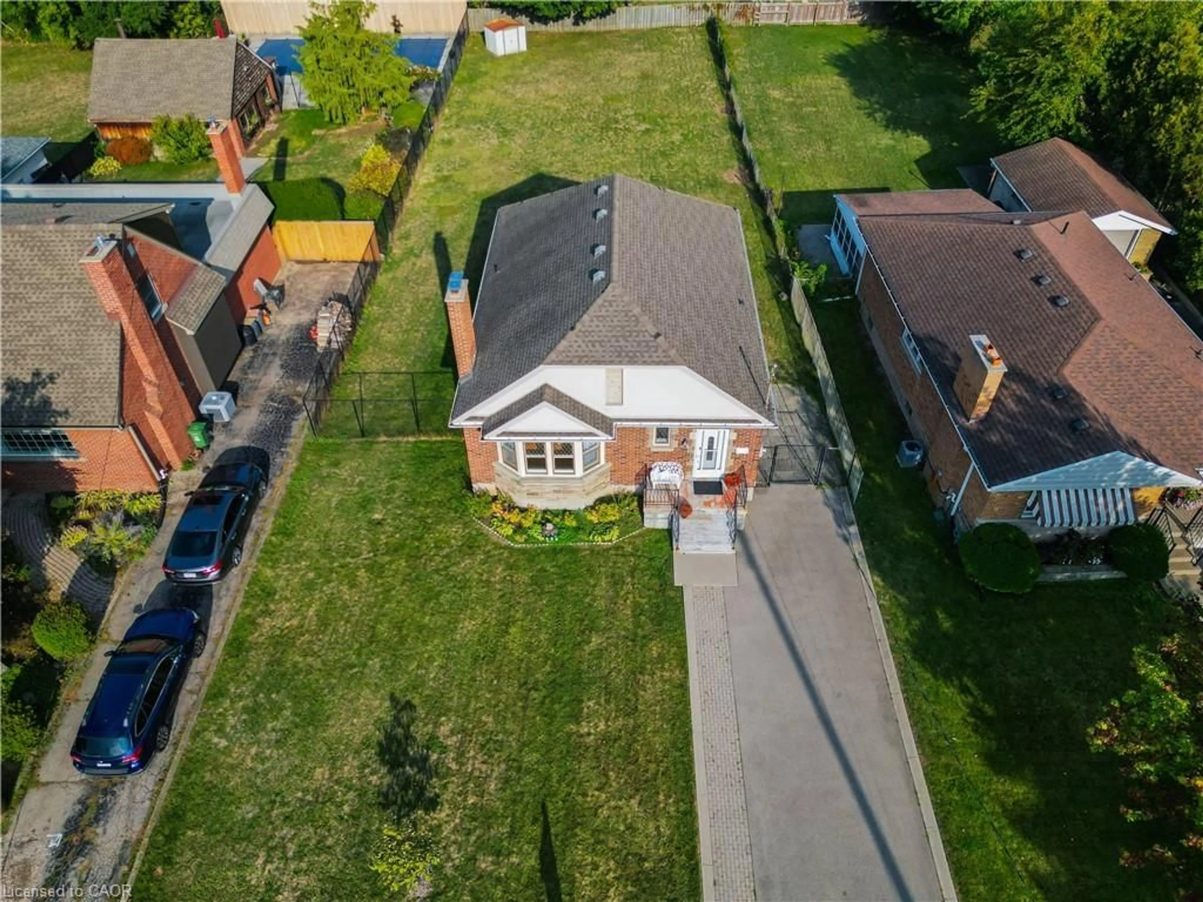 A pic from outside/outdoor area/front of a property/back of a property/a pic from drone, street for 37 Lower Horning Rd, Hamilton Ontario L8S 3E9