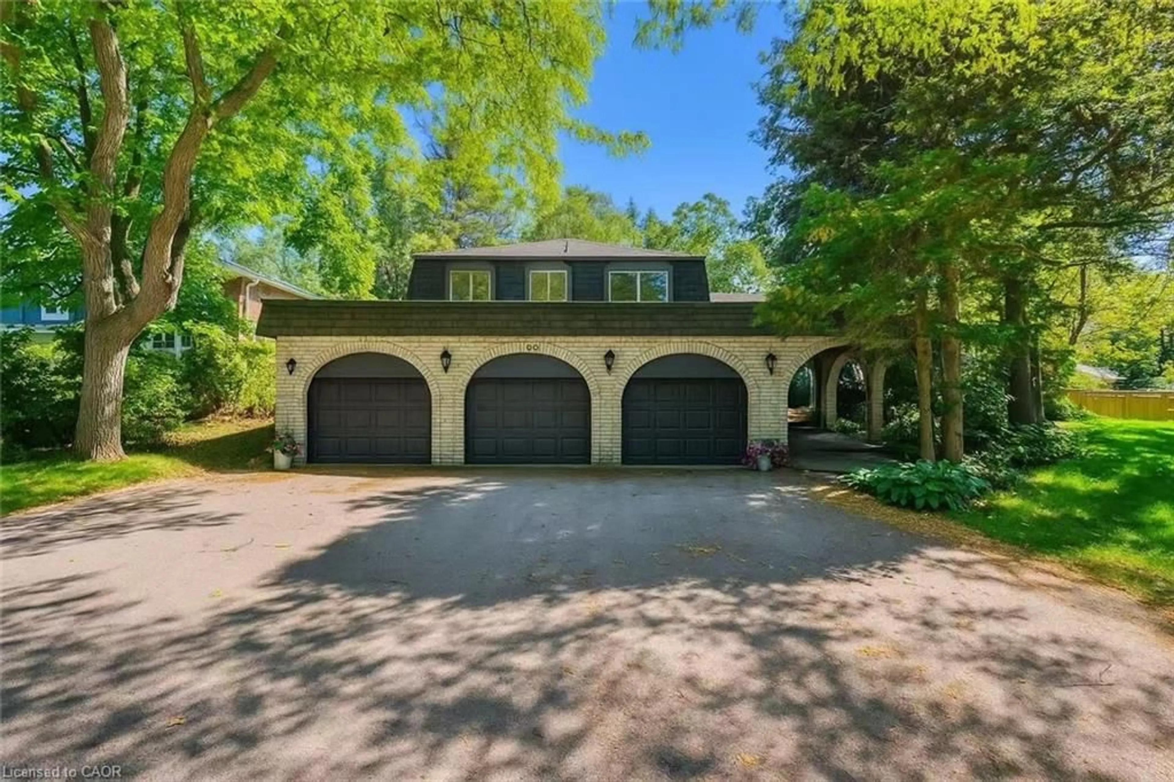 Indoor garage for 170 Cavendish Crt, Oakville Ontario L6J 5S2