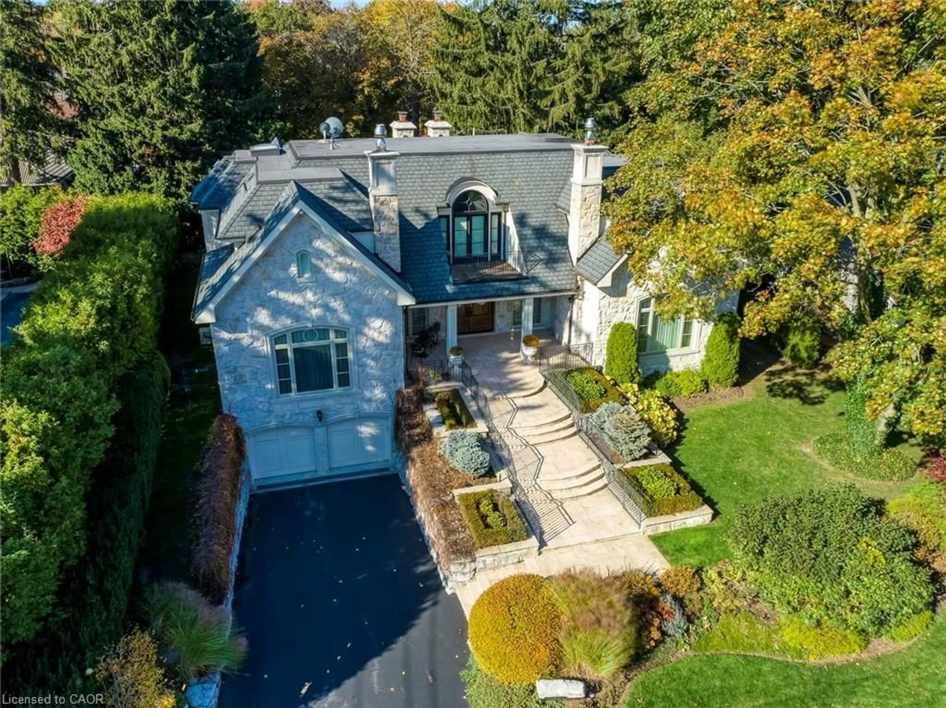 A pic from outside/outdoor area/front of a property/back of a property/a pic from drone, street for 138 Dianne Ave, Oakville Ontario L6J 4G9