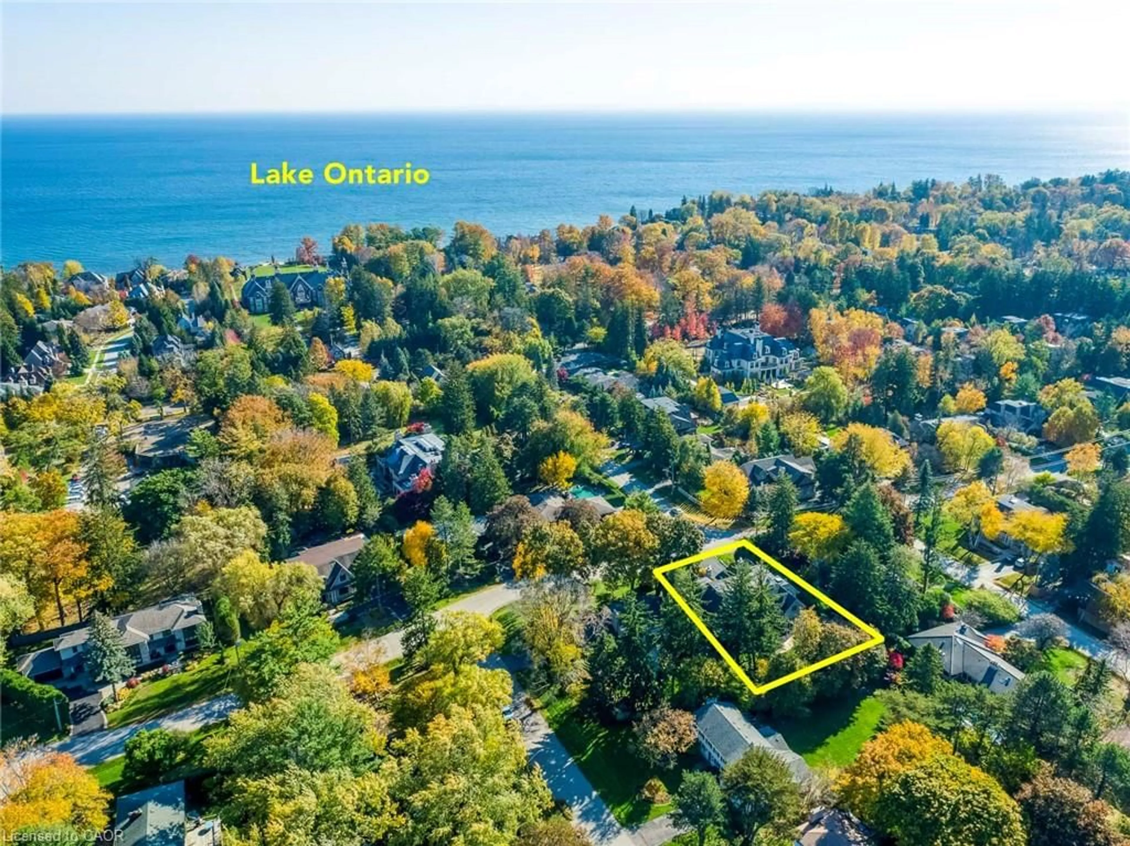A pic from outside/outdoor area/front of a property/back of a property/a pic from drone, water/lake/river/ocean view for 138 Dianne Ave, Oakville Ontario L6J 4G9