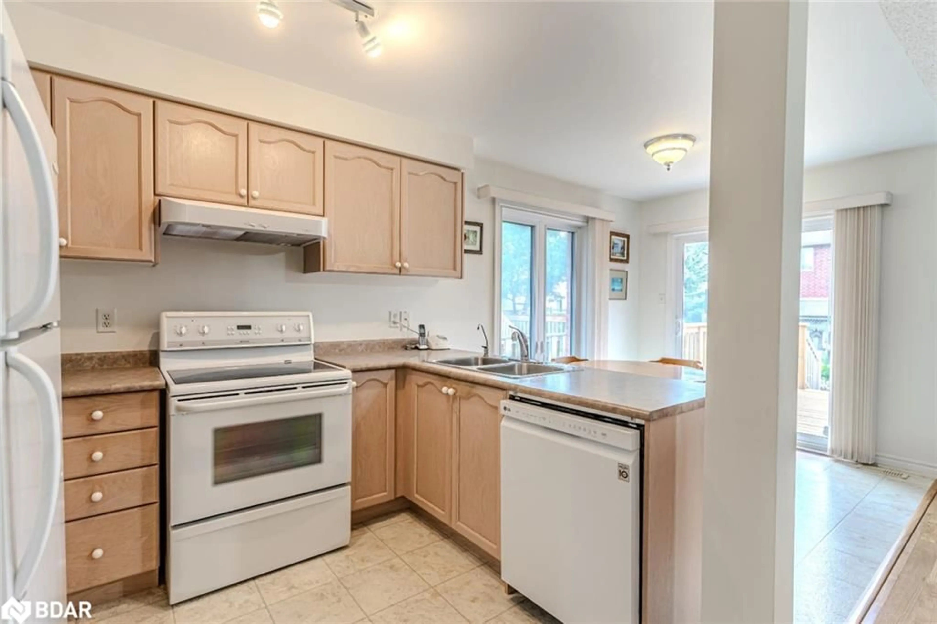 Standard kitchen, unknown for 43 Cheltenham Rd, Barrie Ontario L4M 6R8