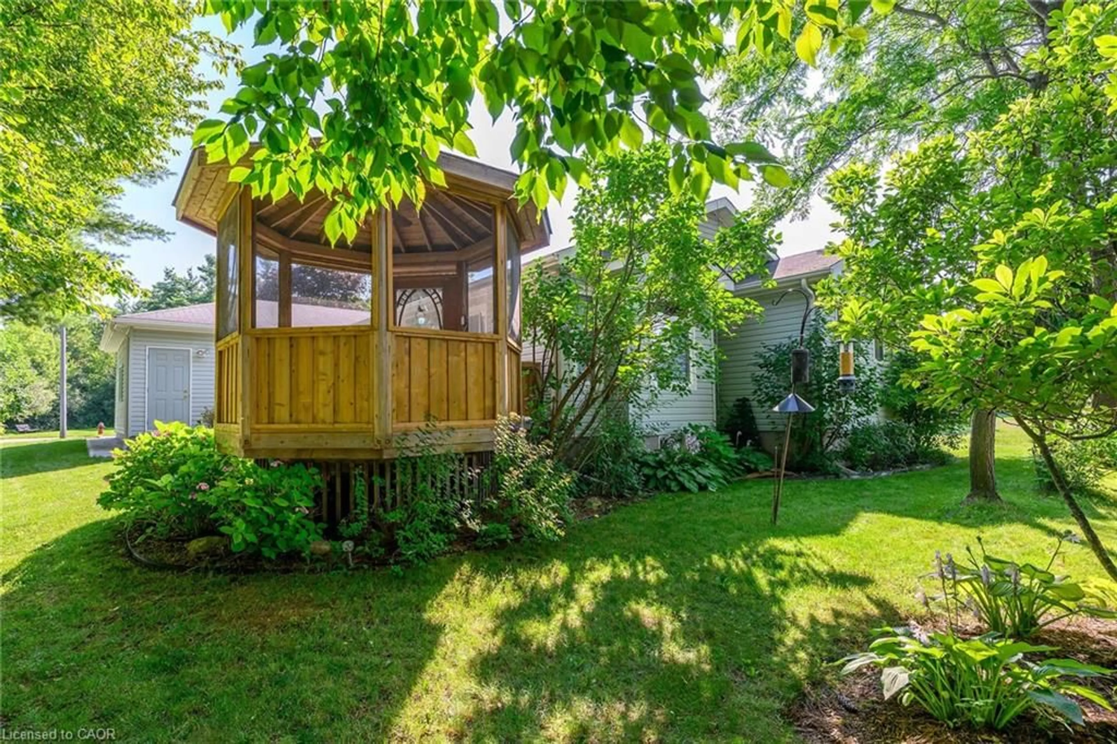 Patio, street for 106 Bushmill Cir, Flamborough Ontario L8B 1A5