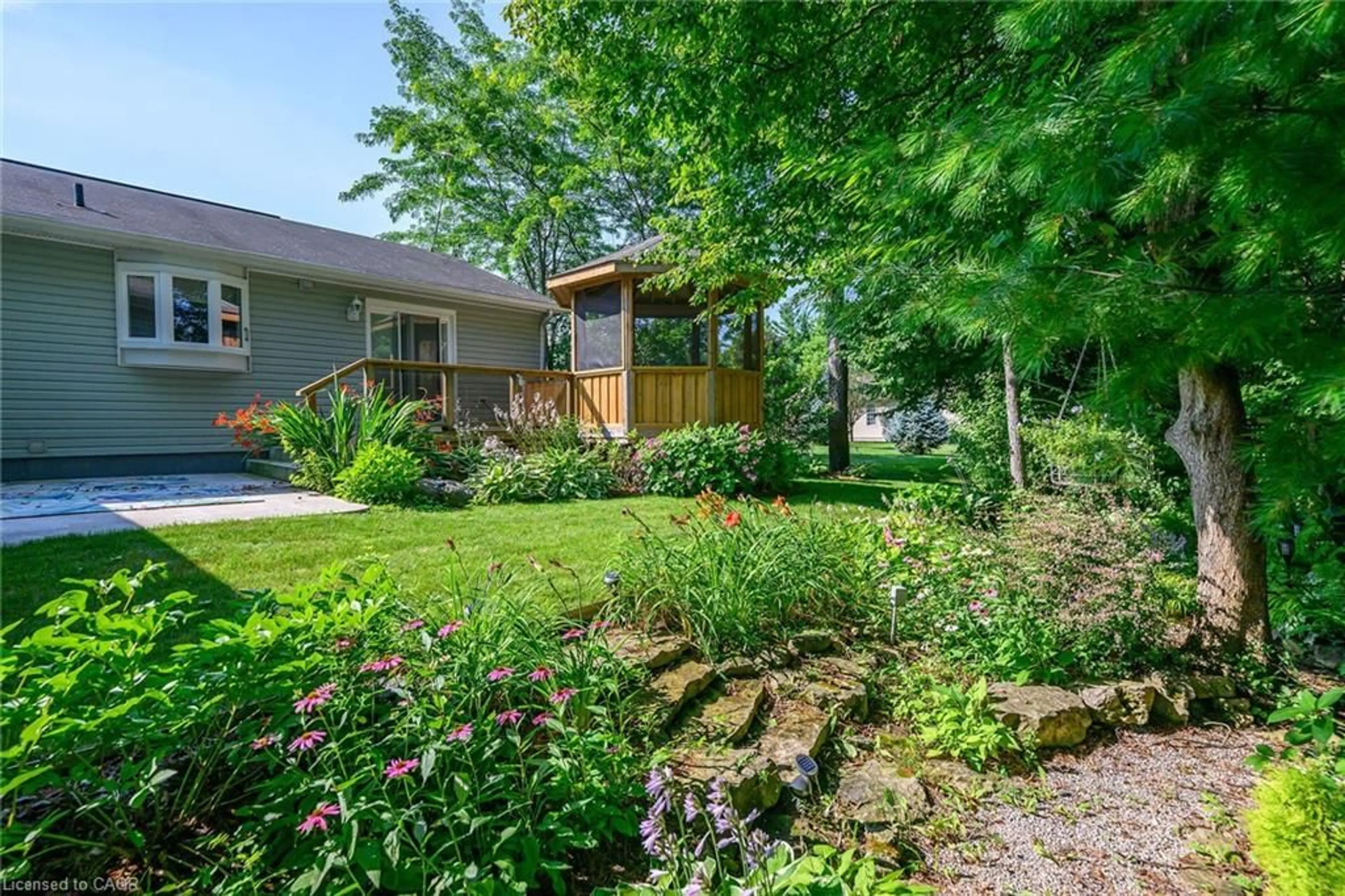Patio, street for 106 Bushmill Cir, Flamborough Ontario L8B 1A5
