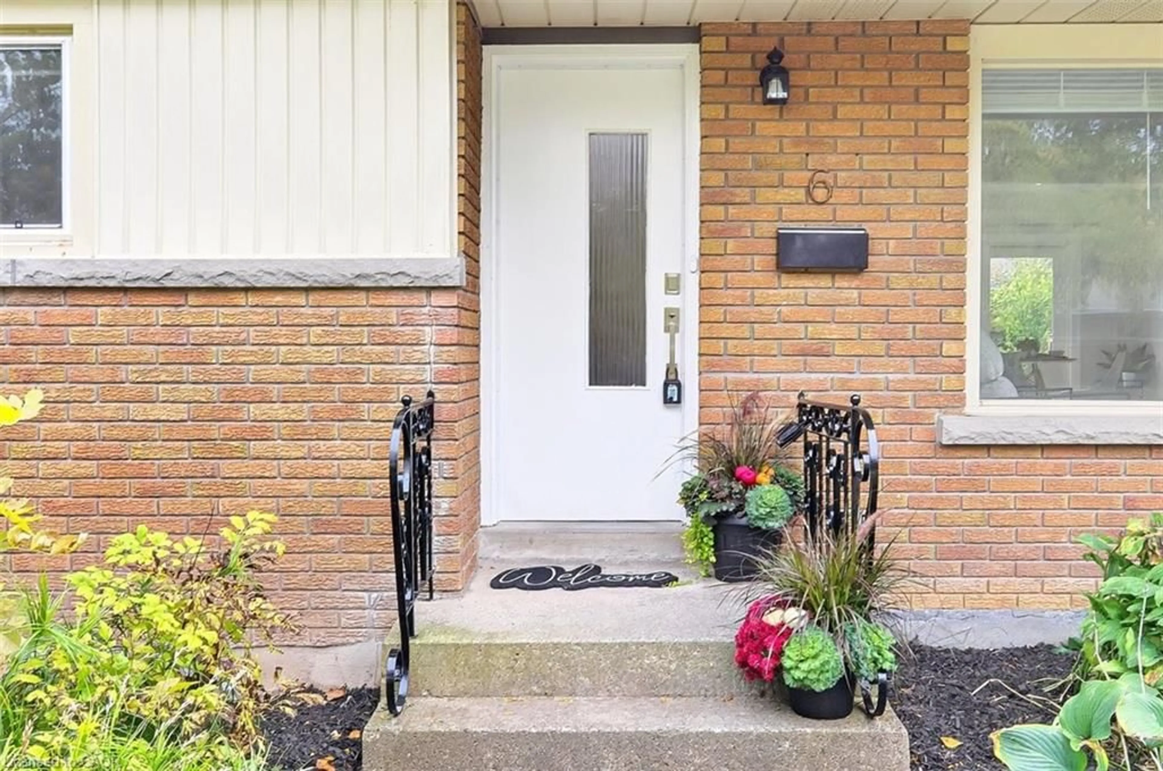 Indoor entryway for 6 Princess Ann Cir, St. Catharines Ontario L2T 2C7