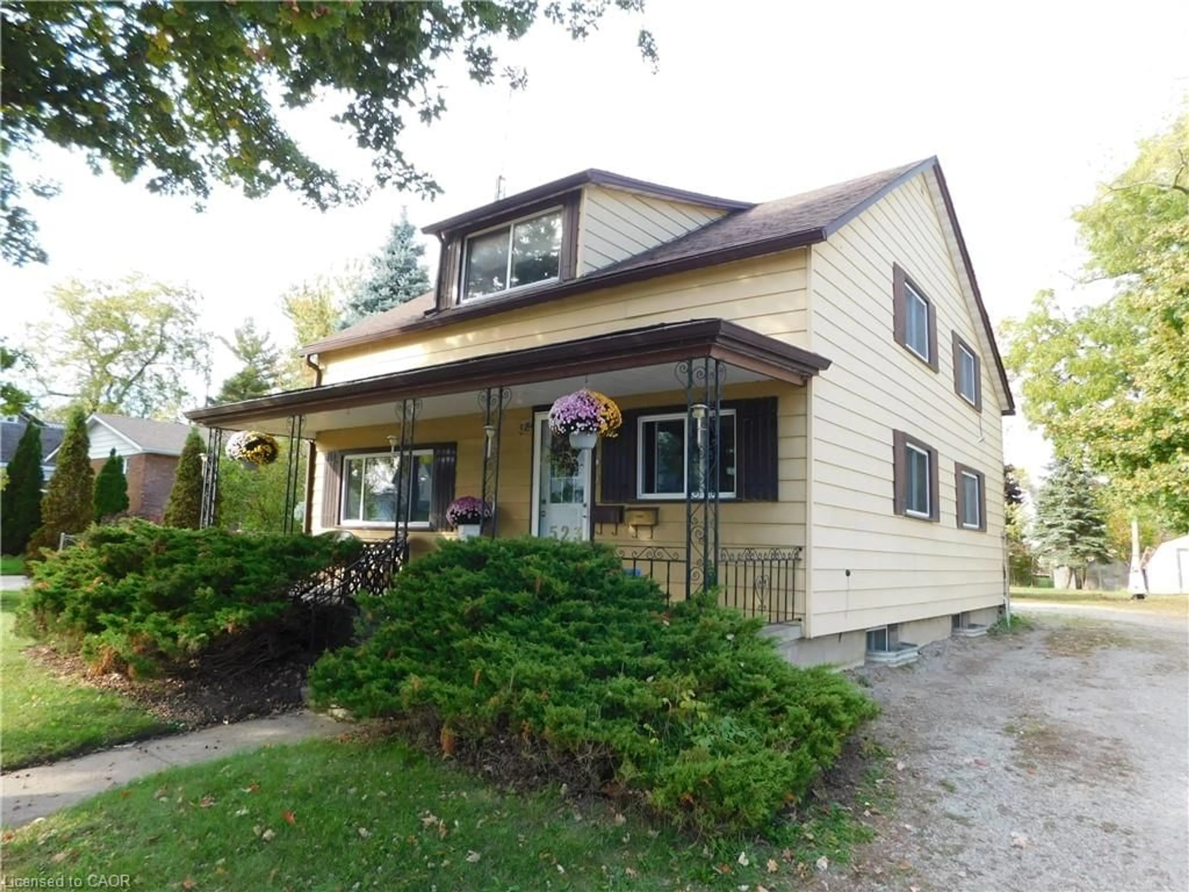Home with vinyl exterior material, street for 523 Broad St, Dunnville Ontario N1A 1G7