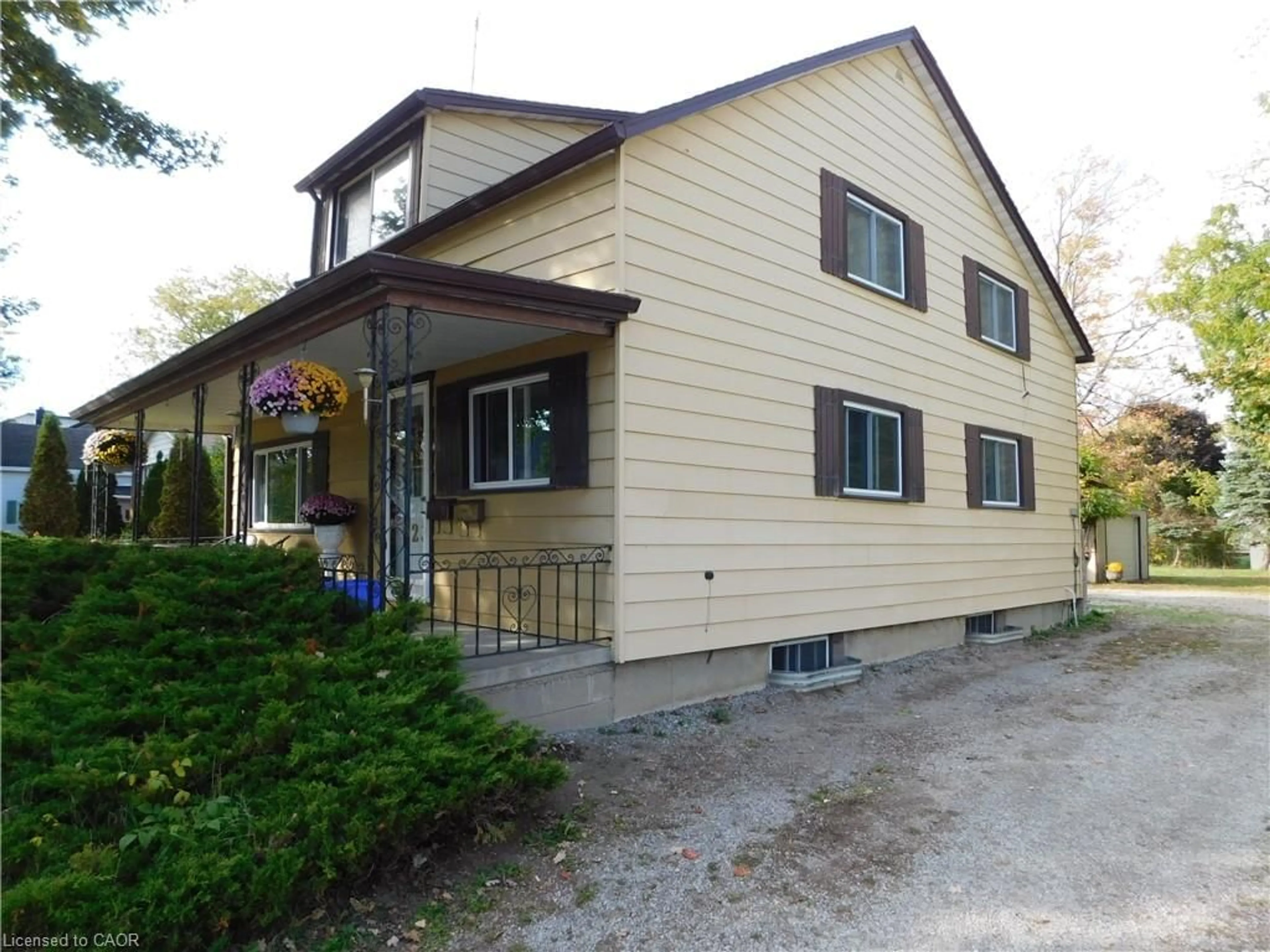Home with vinyl exterior material, unknown for 523 Broad St, Dunnville Ontario N1A 1G7
