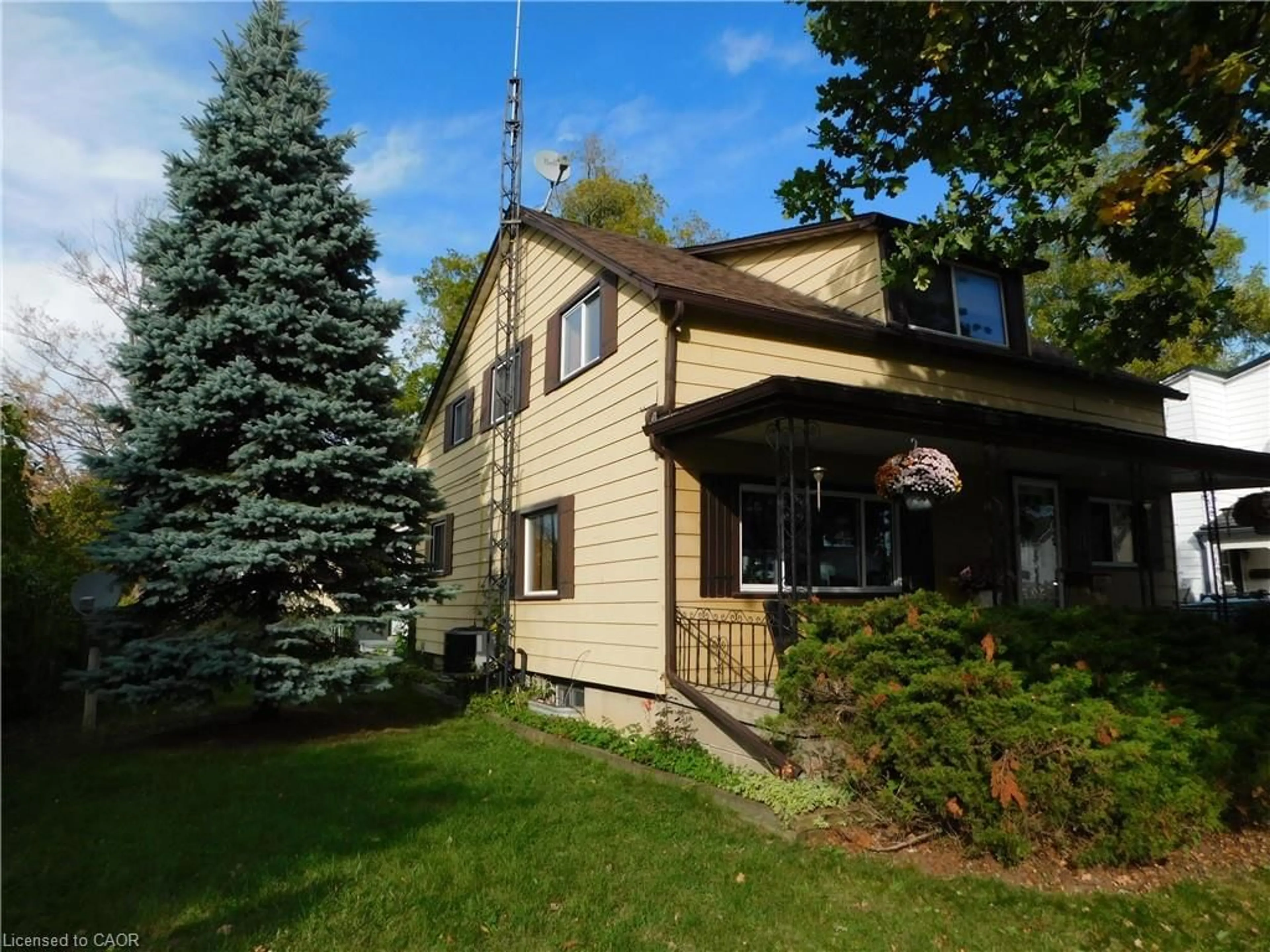 Home with vinyl exterior material, street for 523 Broad St, Dunnville Ontario N1A 1G7