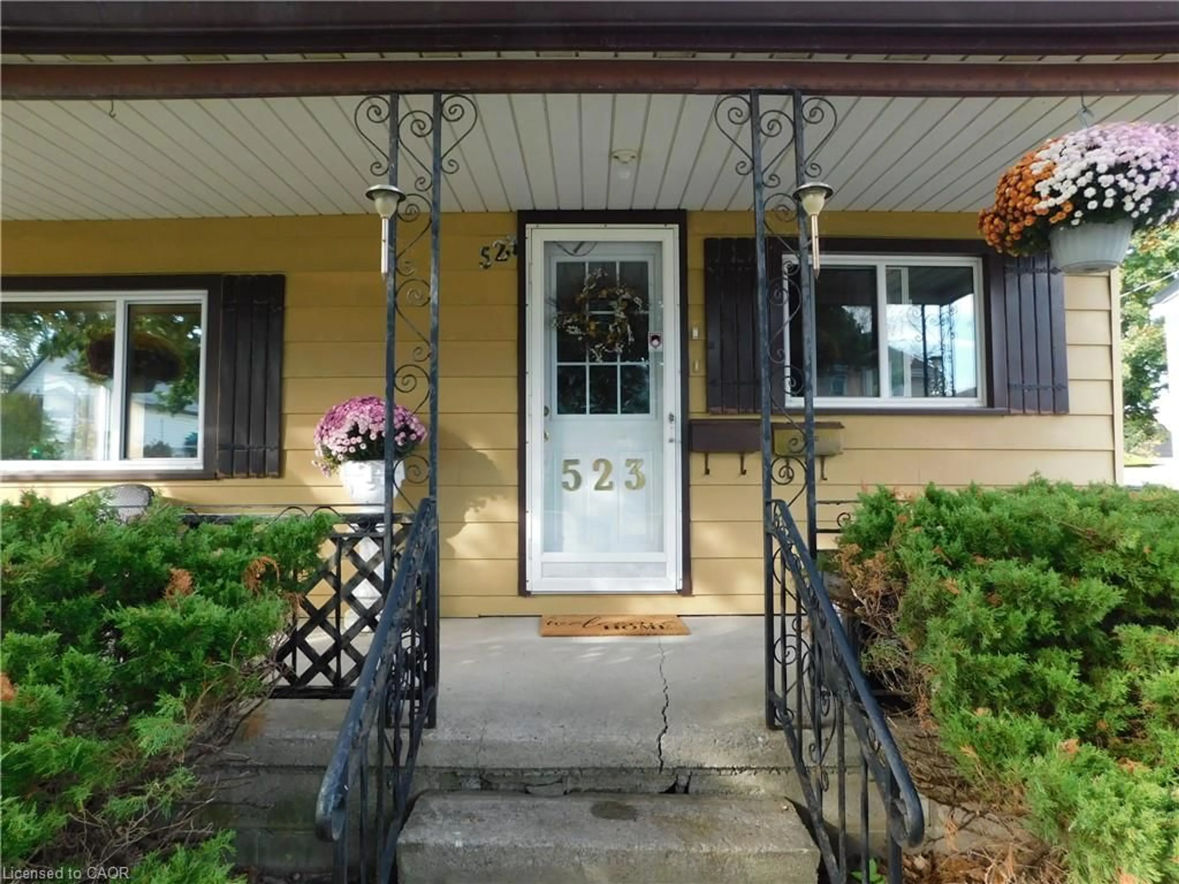 Indoor entryway for 523 Broad St, Dunnville Ontario N1A 1G7