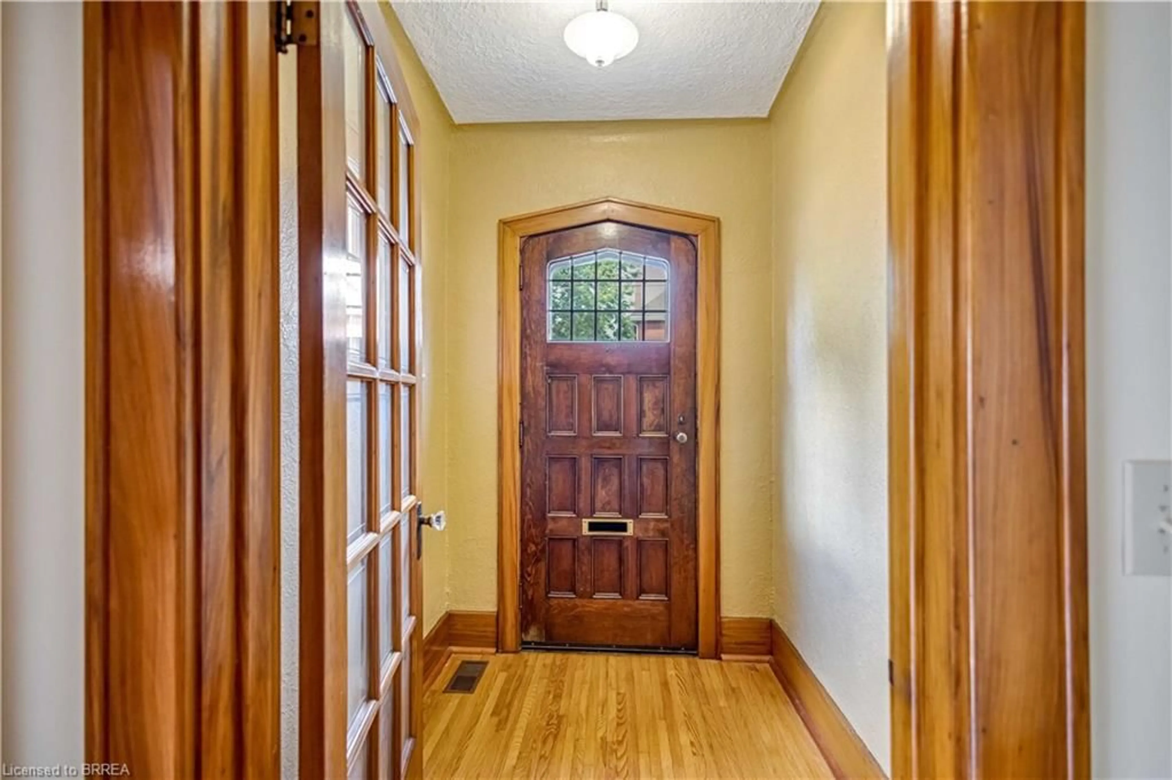 Indoor entryway for 25 Broadway St, Paris Ontario N3L 2R3