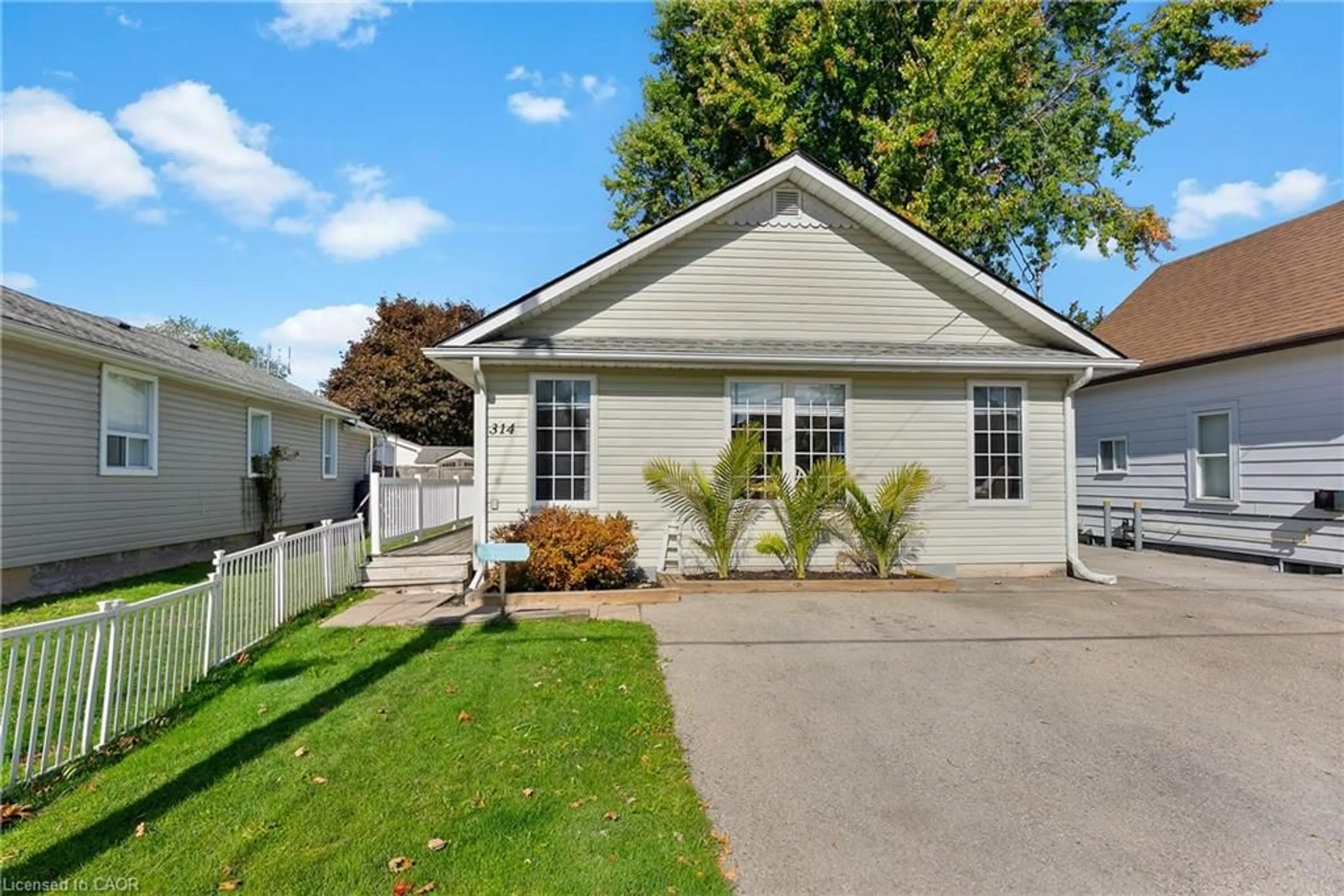 Home with vinyl exterior material, street for 314 Lincoln Rd, Fort Erie Ontario L0S 1B0