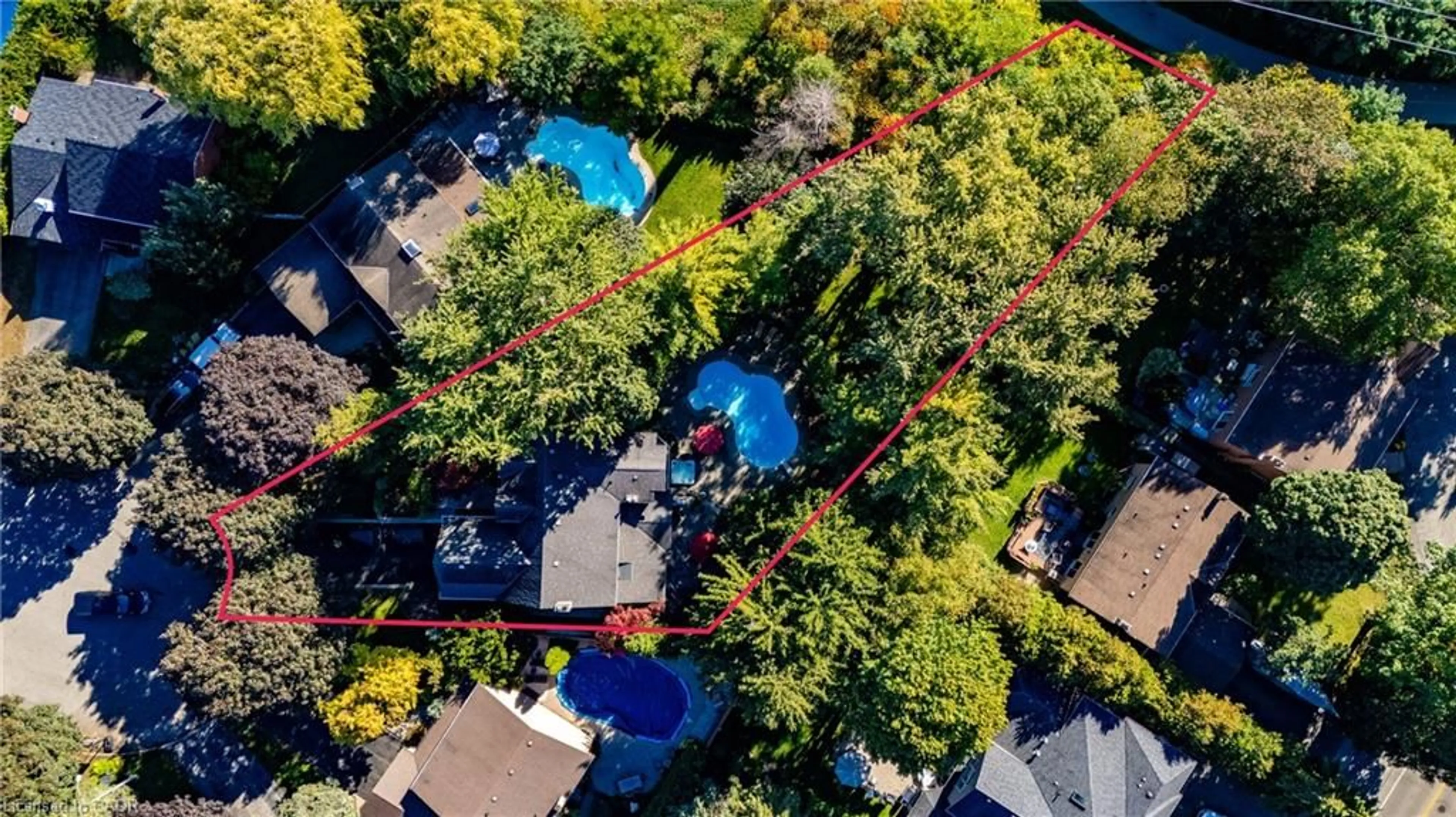A pic from outside/outdoor area/front of a property/back of a property/a pic from drone, unknown for 1338 Prince Albert Crt, Mississauga Ontario L5H 3S1