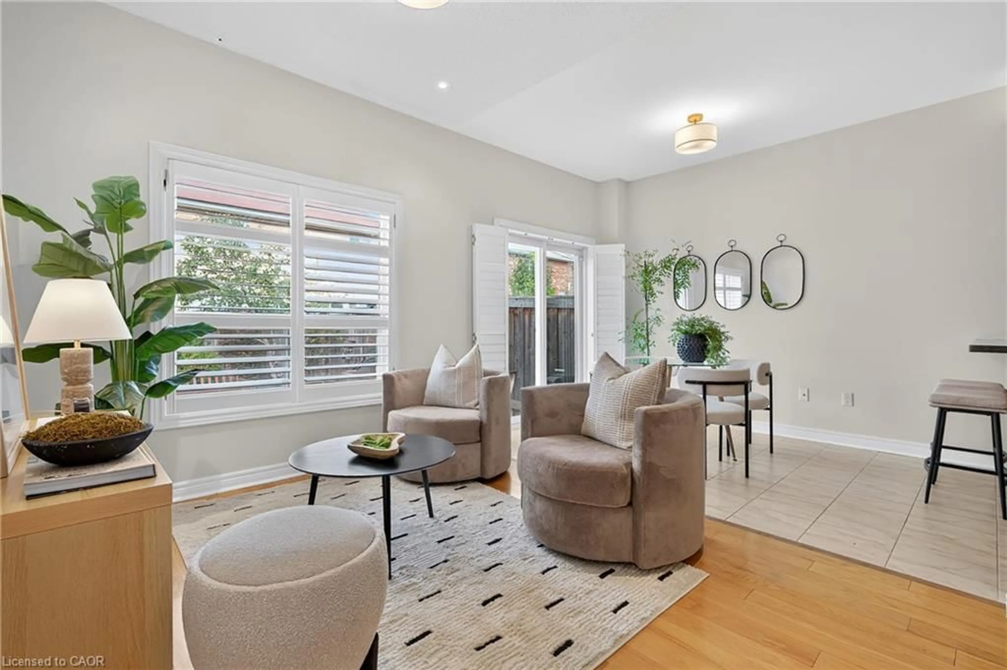 Living room with furniture, unknown for 275 Comiskey Cres, Mississauga Ontario L5W 0C4