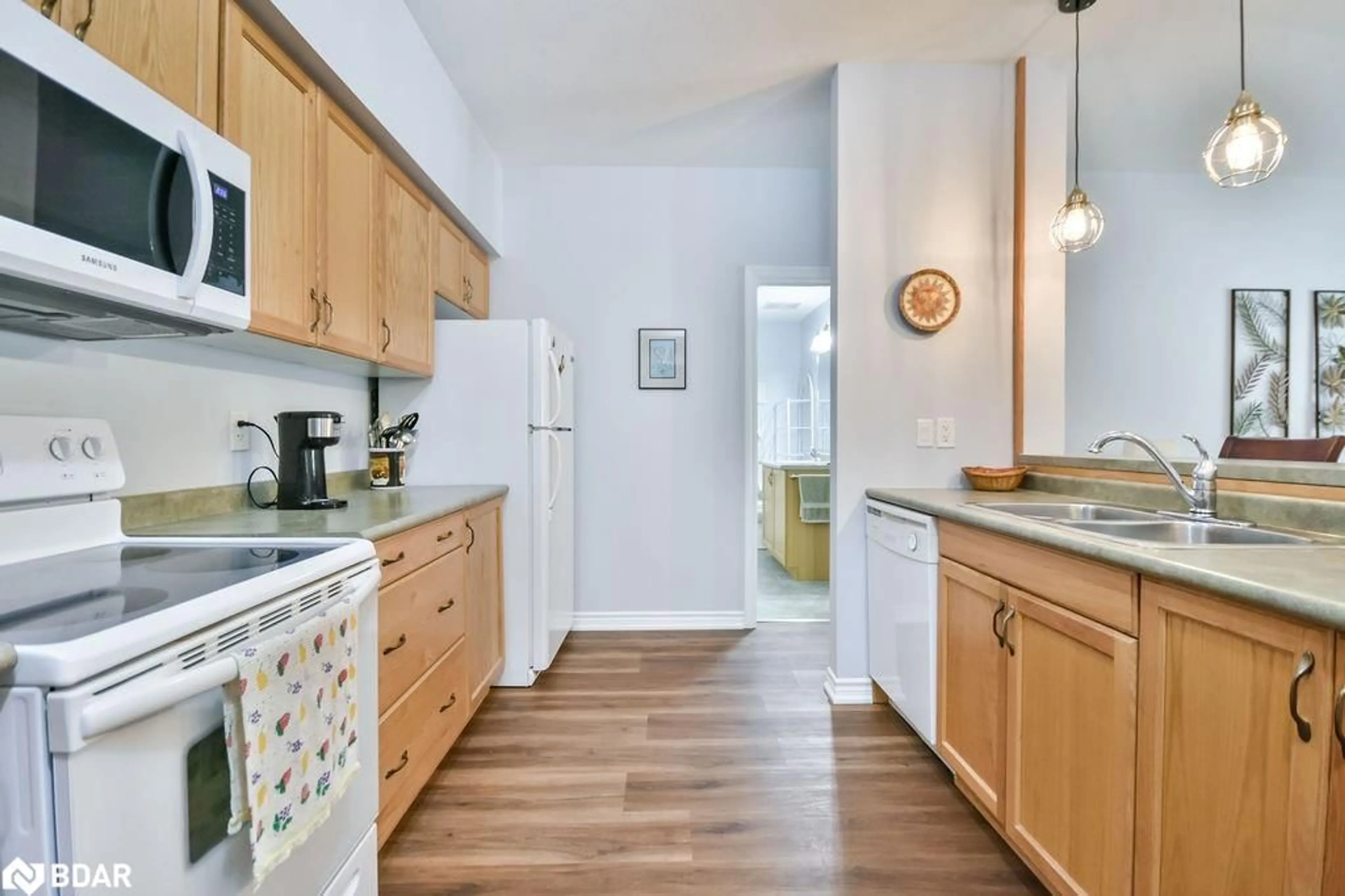 Standard kitchen, unknown for 19B Yonge St #107, Elmvale Ontario L0L 1P0