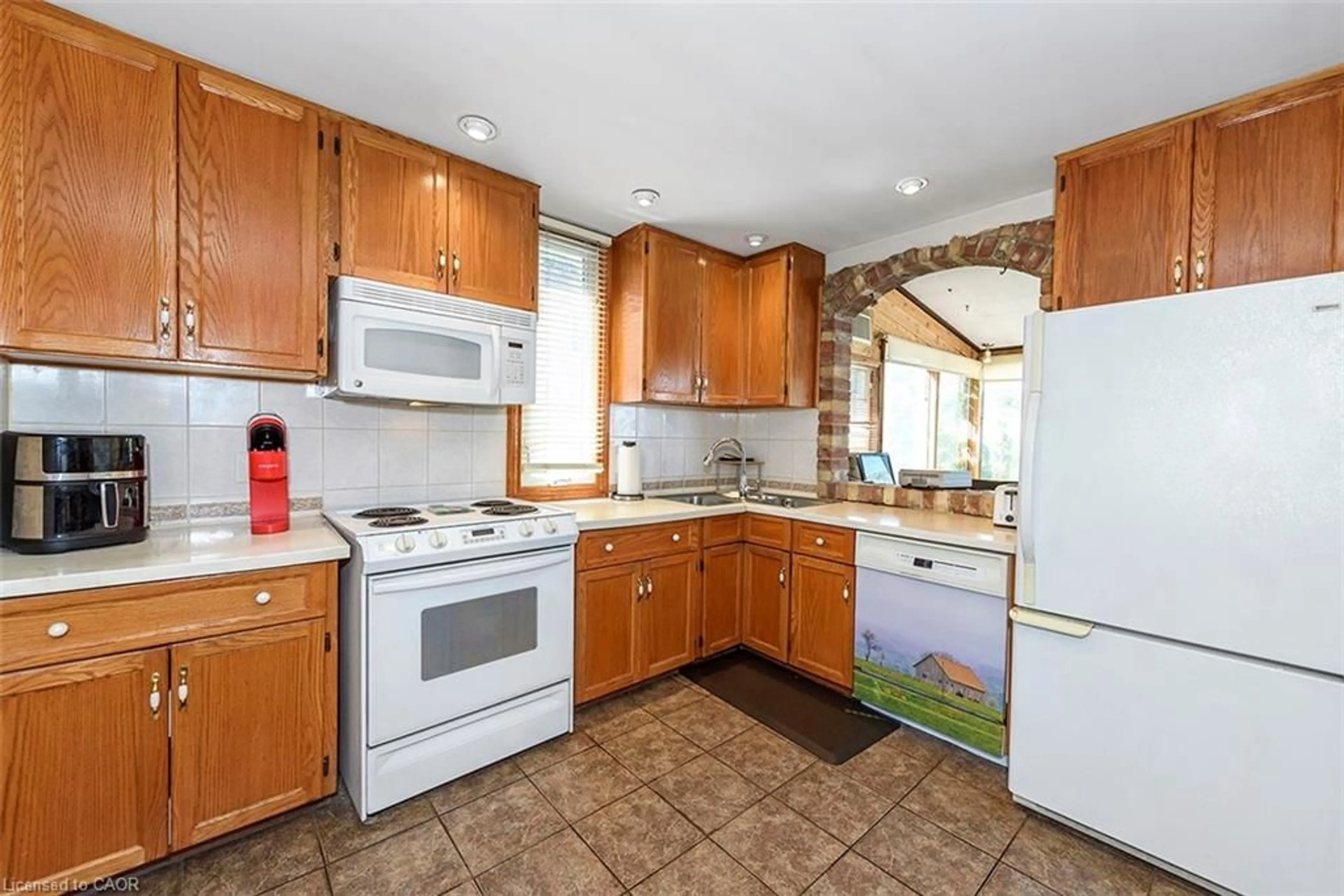 Standard kitchen, ceramic/tile floor for 58 Fourth Ave, Cambridge Ontario N1S 2E1