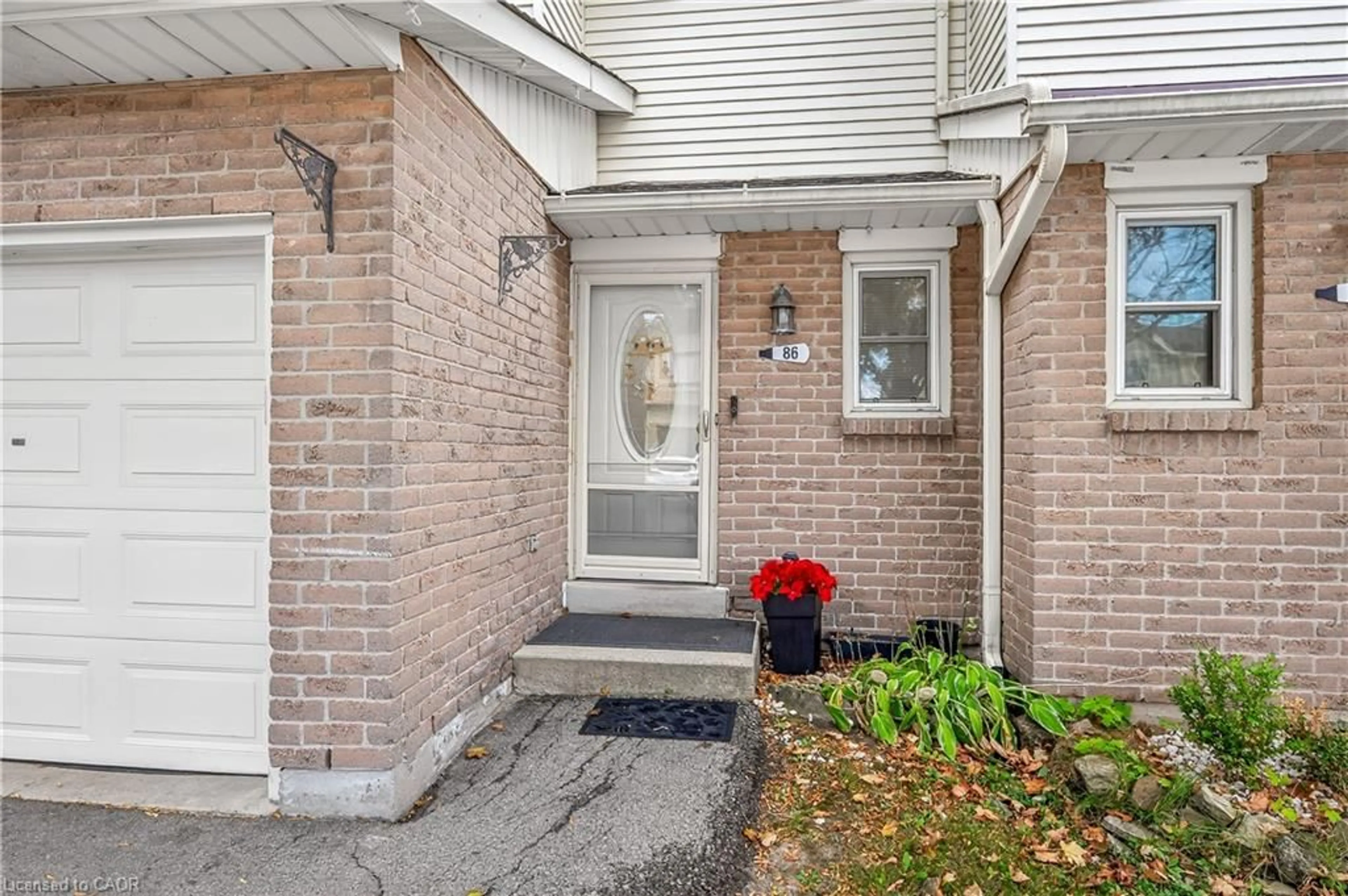 Indoor entryway for 860 Rymal Sq #86, Hamilton Ontario L8W 2X9