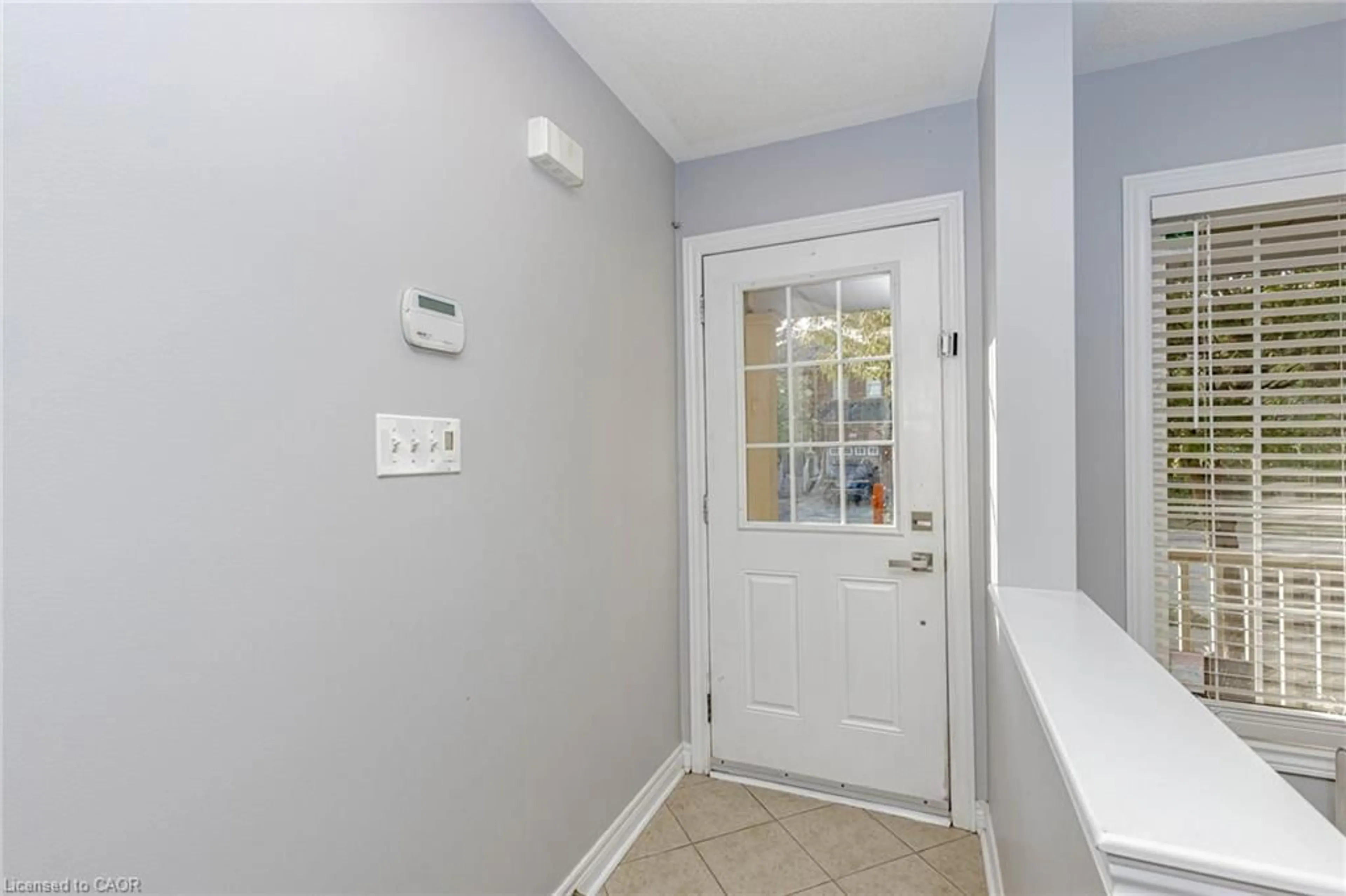Indoor entryway for 152 Weston Dr, Milton Ontario L9T 0V6