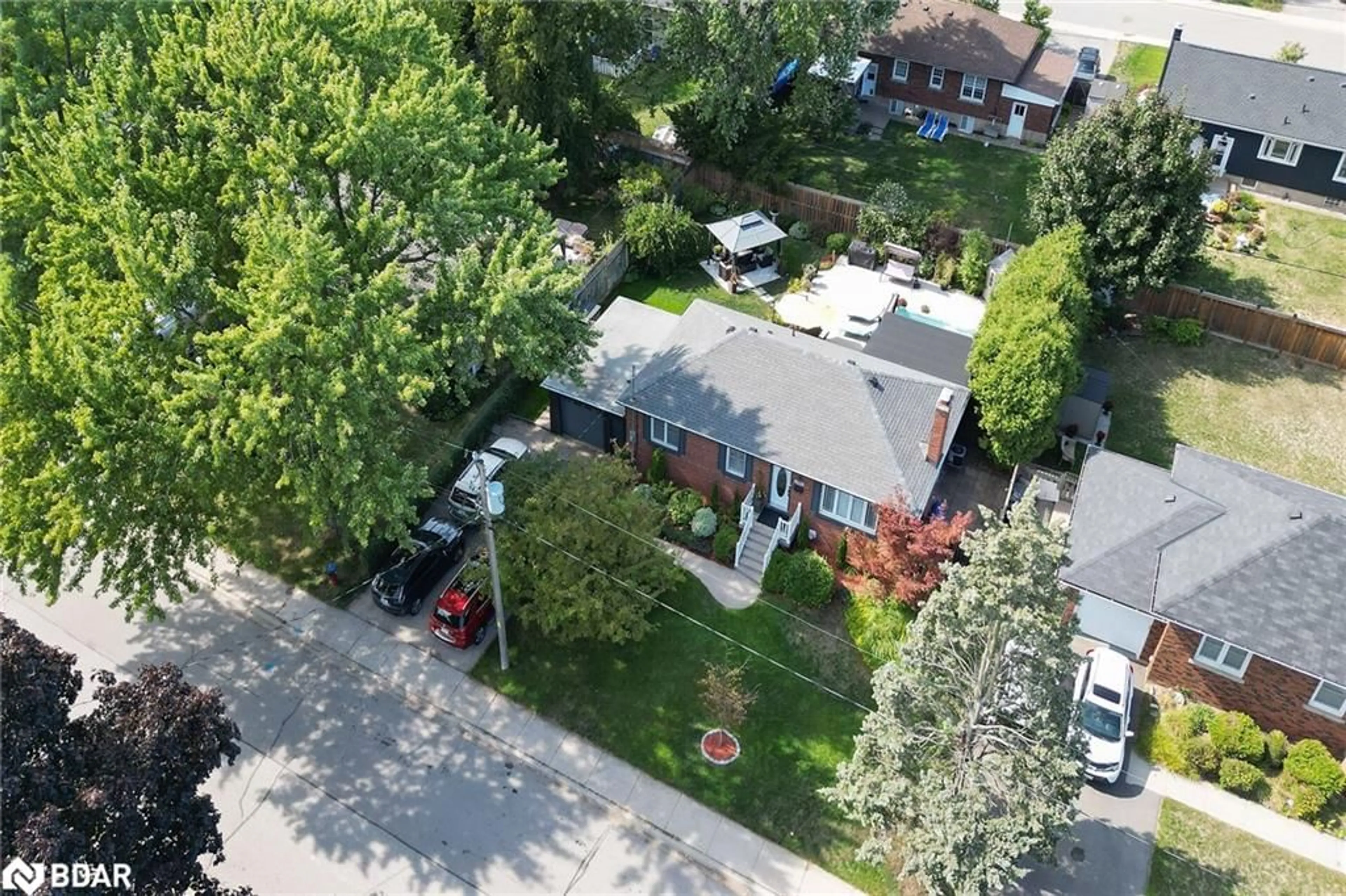 A pic from outside/outdoor area/front of a property/back of a property/a pic from drone, street for 2105 Maplewood Dr, Burlington Ontario L7R 2C6