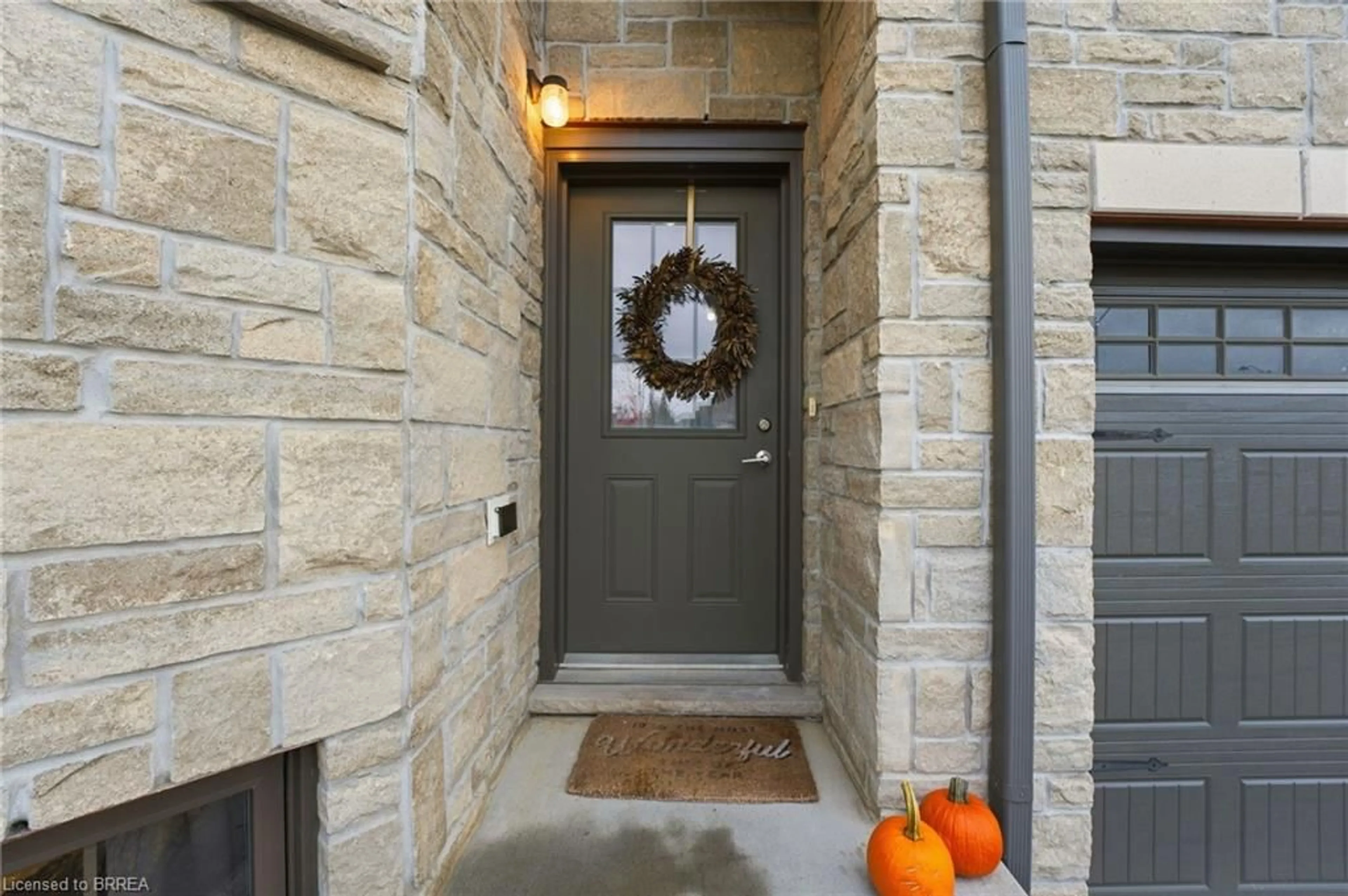 Indoor entryway for 30 Schuyler St, Paris Ontario N3L 0E5