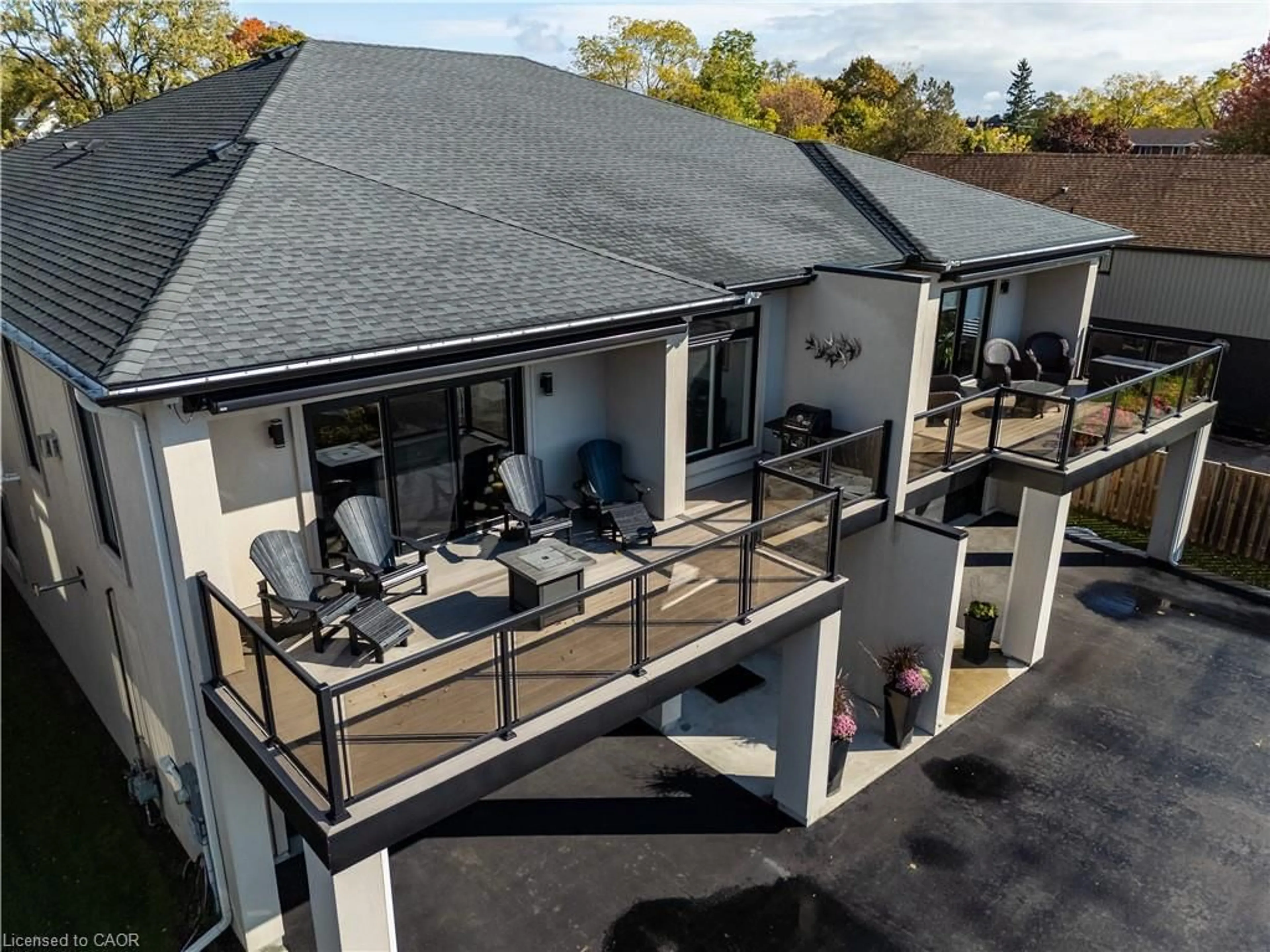 A pic from outside/outdoor area/front of a property/back of a property/a pic from drone, unknown for 215 Main St, Dunnville Ontario N1A 1W2