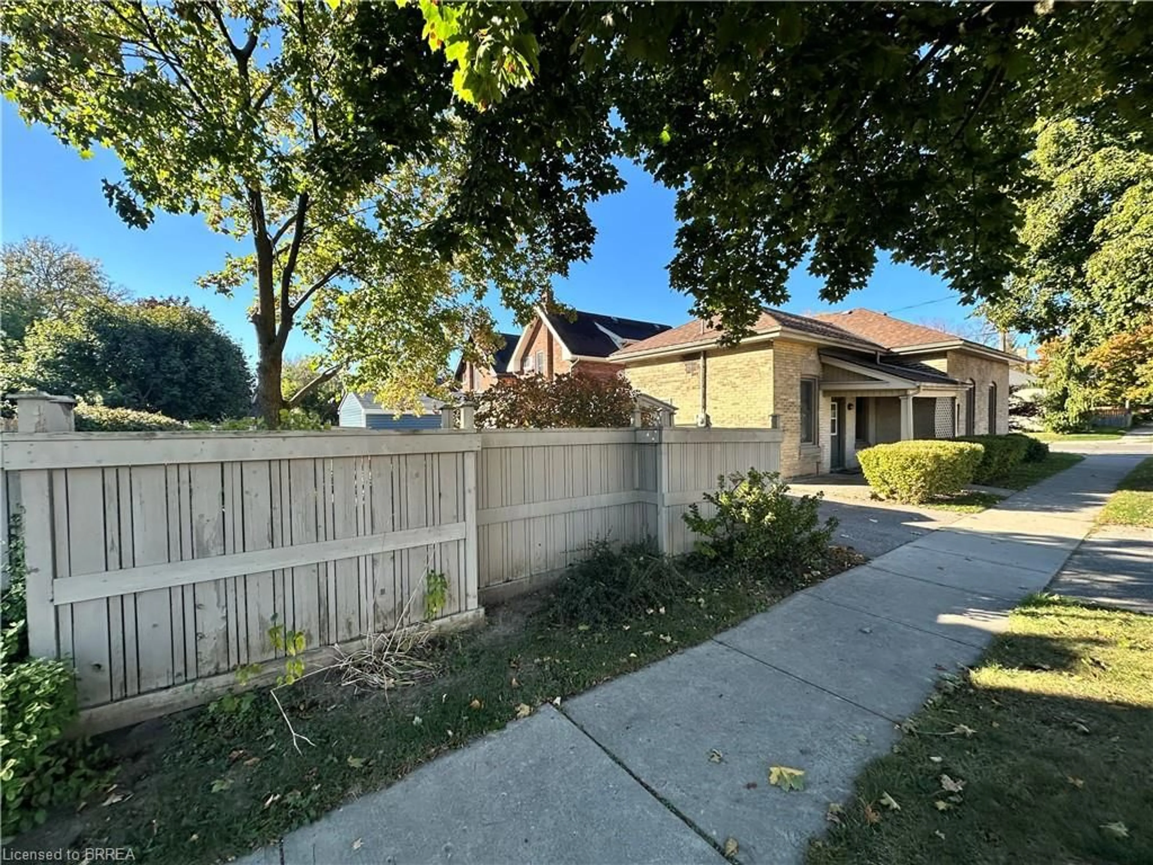 A pic from outside/outdoor area/front of a property/back of a property/a pic from drone, street for 89 Murray St, Brantford Ontario N3S 5P1
