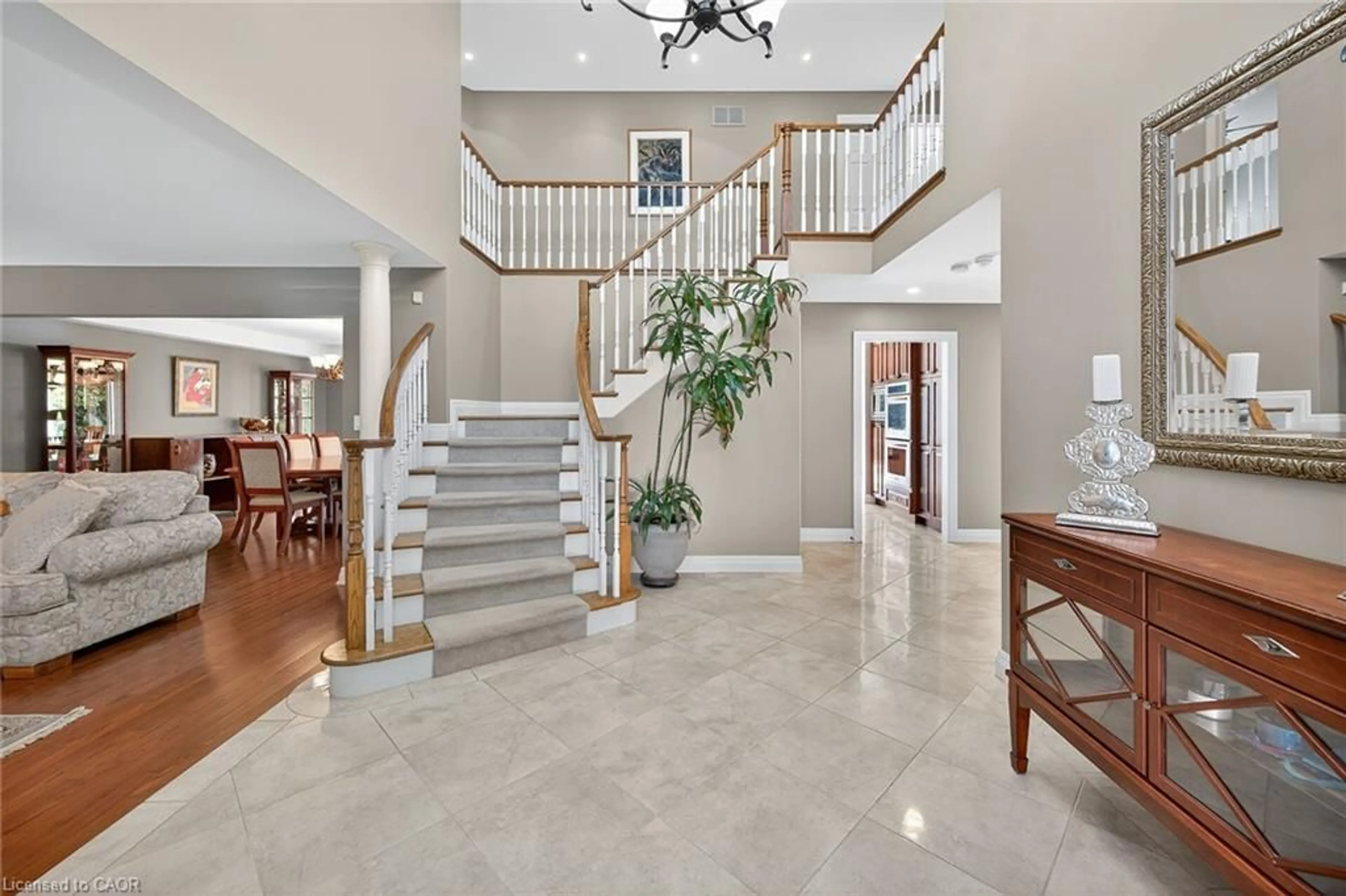 Indoor foyer for 112 Jerome Park Dr, Dundas Ontario L9H 6H3