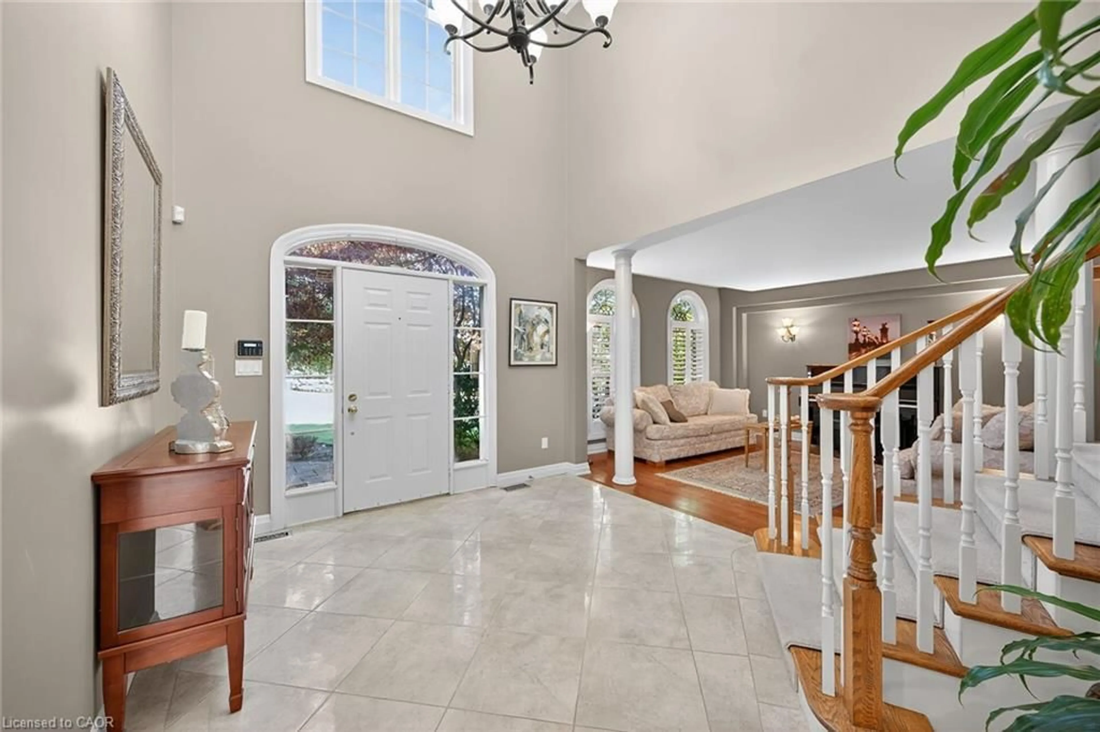 Indoor foyer for 112 Jerome Park Dr, Dundas Ontario L9H 6H3