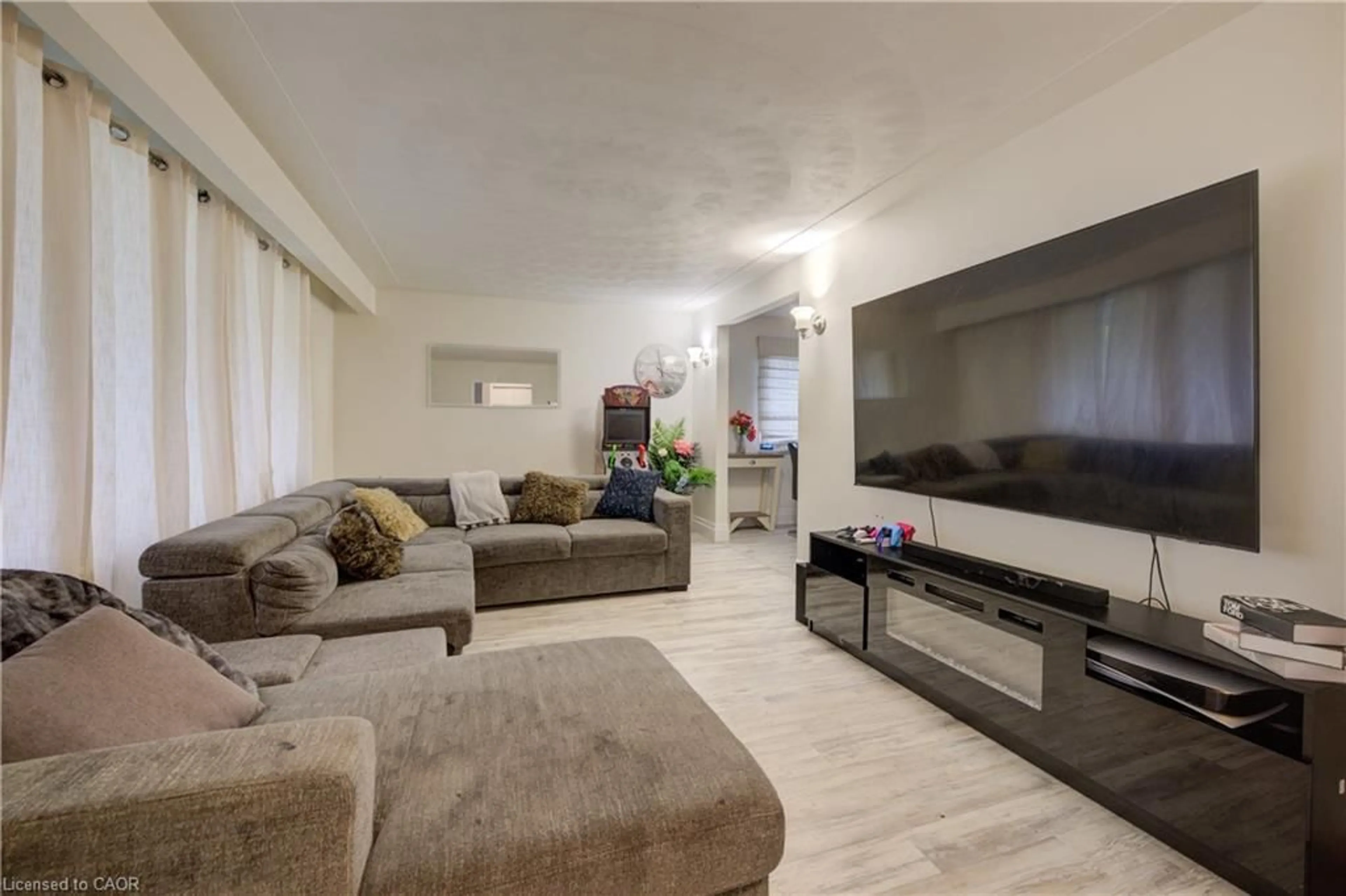 Living room with furniture, unknown for 31 Bonfair Crt, Kitchener Ontario N2M 4P6