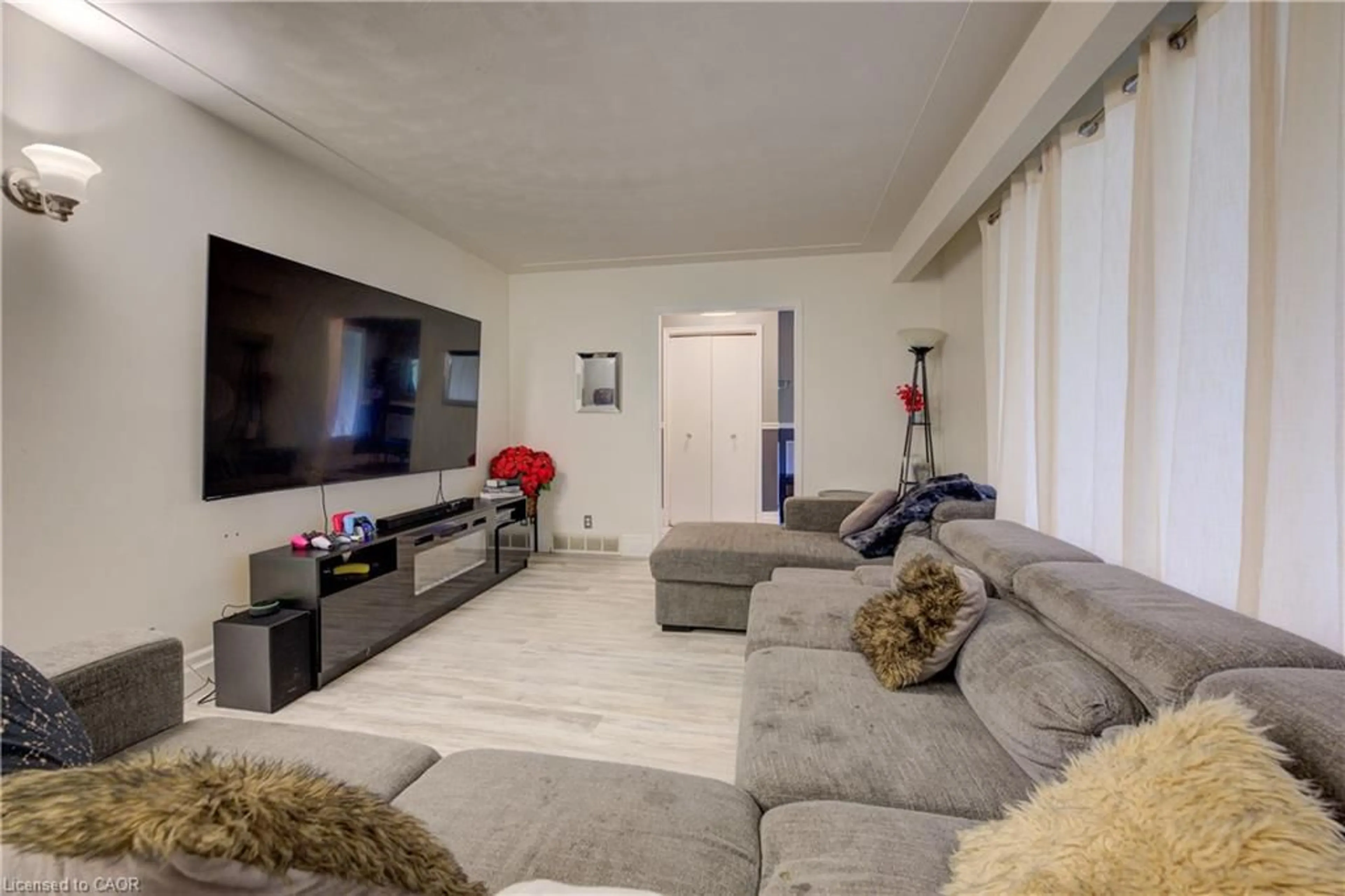 Living room with furniture, unknown for 31 Bonfair Crt, Kitchener Ontario N2M 4P6