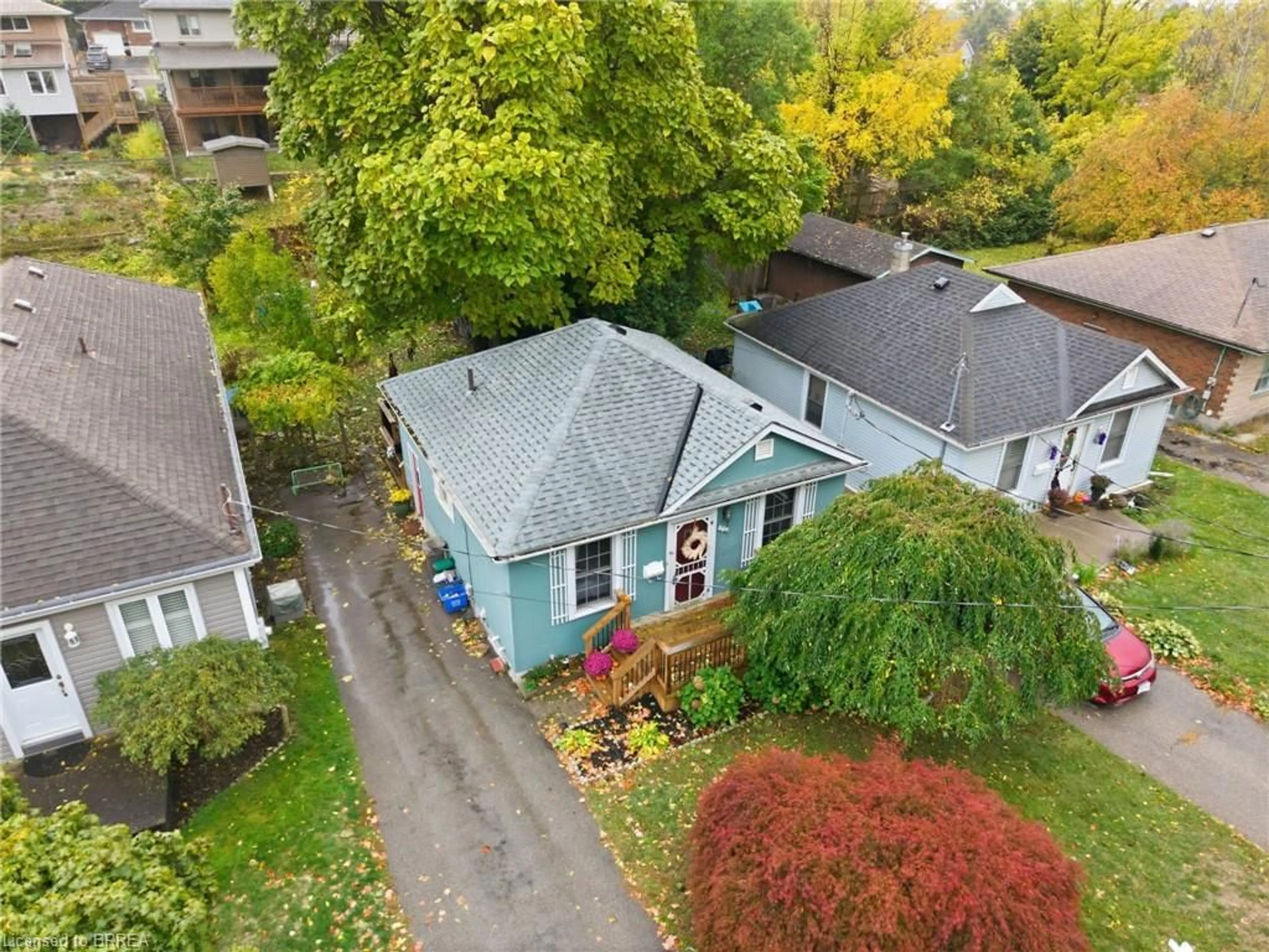 A pic from outside/outdoor area/front of a property/back of a property/a pic from drone, street for 363 Sheridan St, Brantford Ontario N3S 4R9