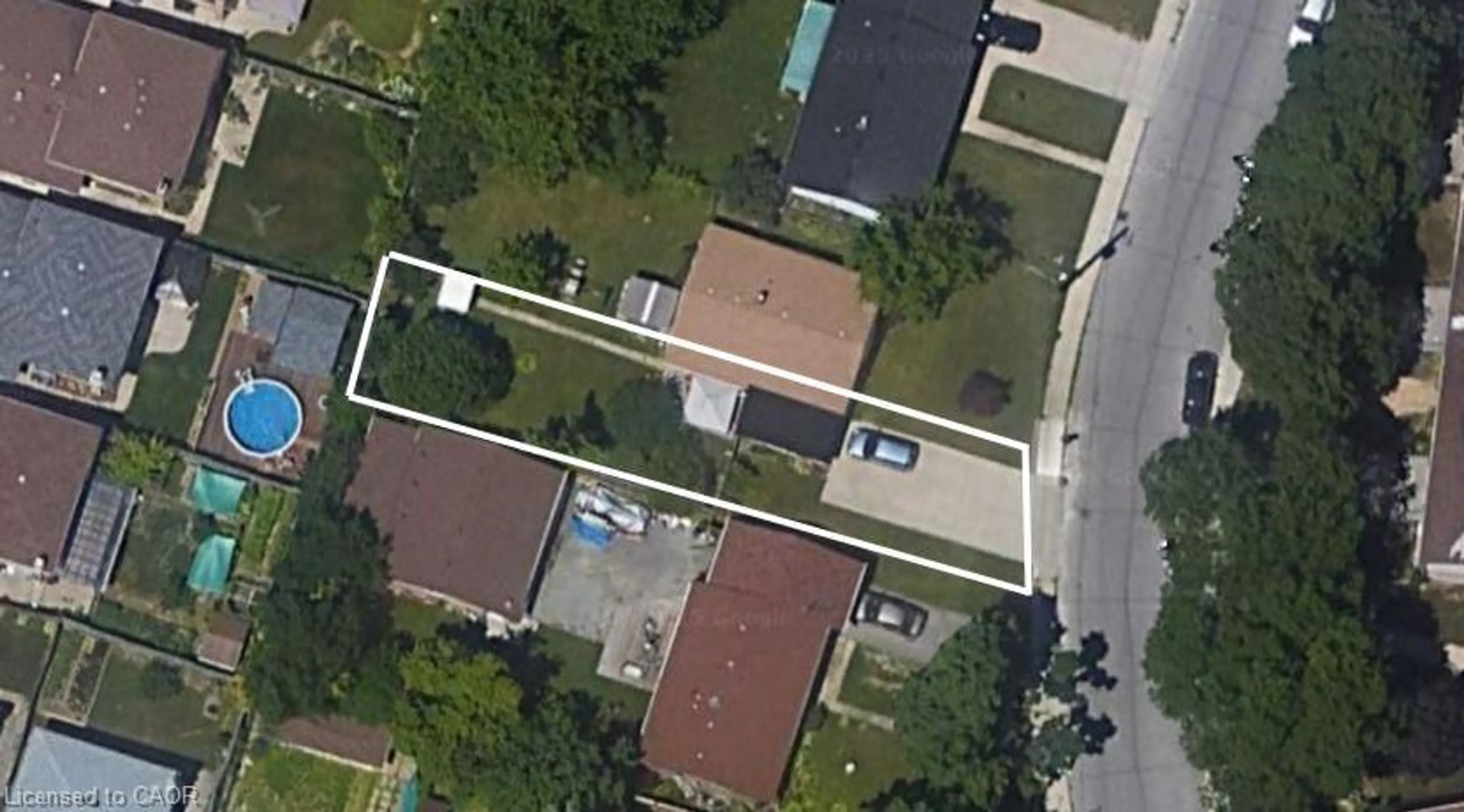 A pic from outside/outdoor area/front of a property/back of a property/a pic from drone, street for 388 East 25th St, Hamilton Ontario L8V 3B1