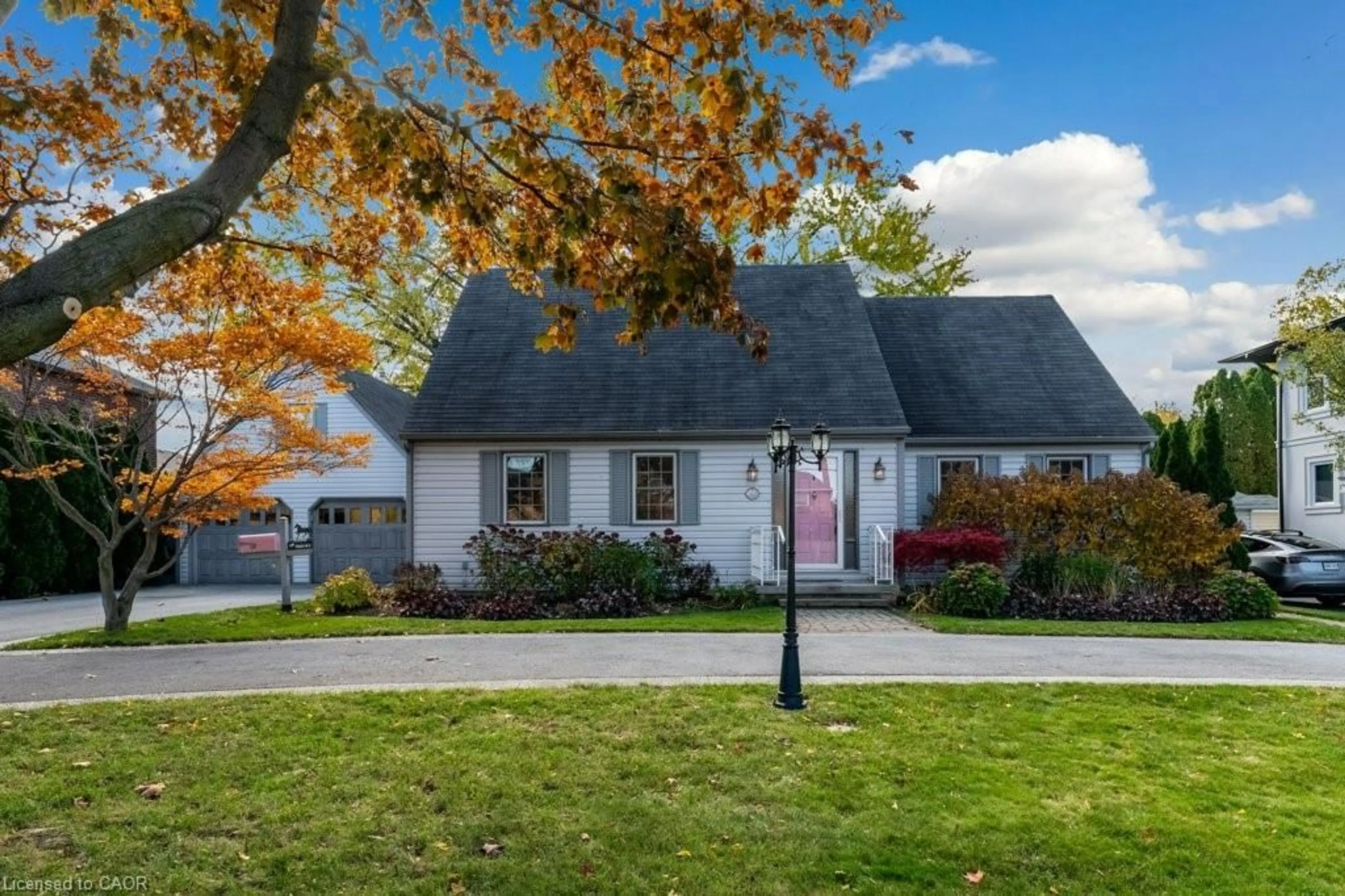 Home with vinyl exterior material, street for 24 Lake St, Grimsby Ontario L3M 2G7