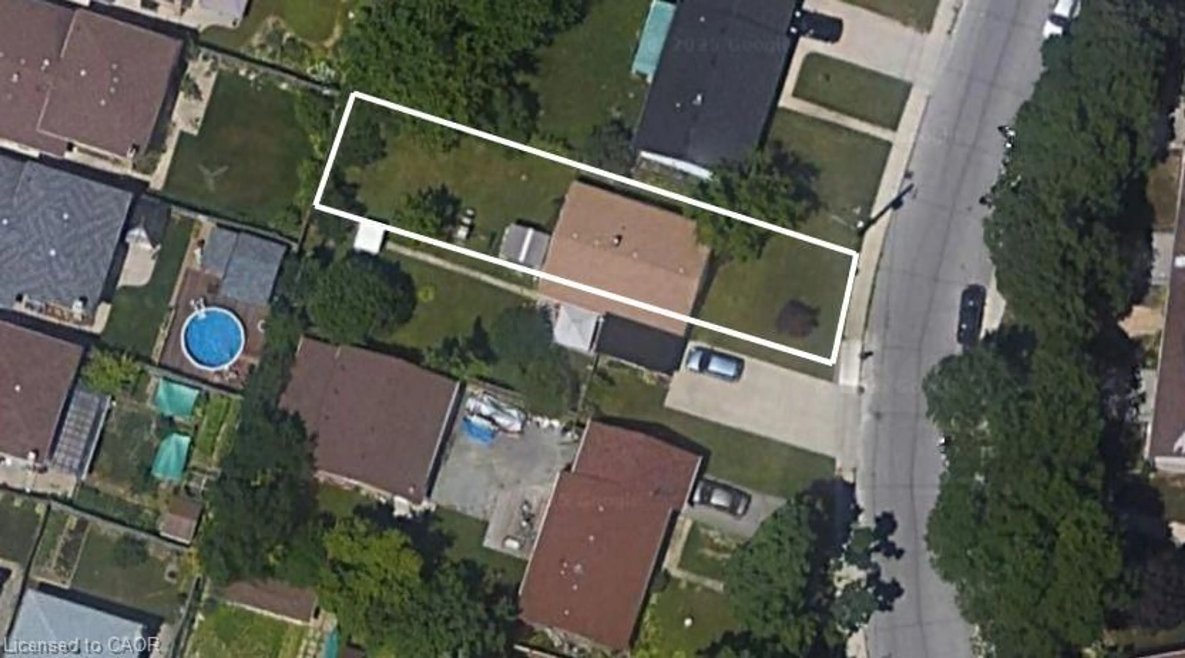 A pic from outside/outdoor area/front of a property/back of a property/a pic from drone, street for 386 East 25th St, Hamilton Ontario L8V 3B1