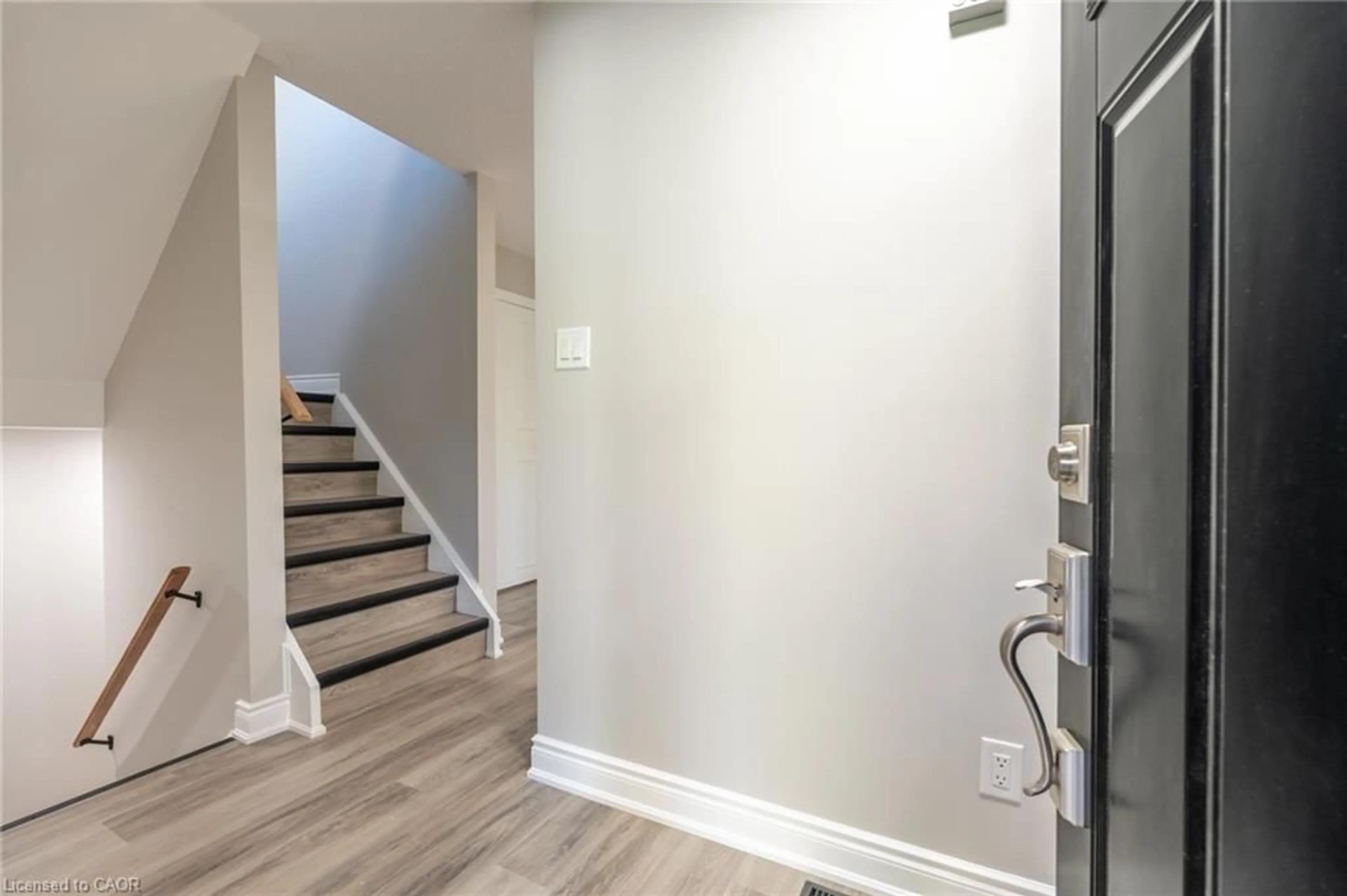 Indoor entryway for 55 Ventura Dr, Stoney Creek Ontario L8J 1W5