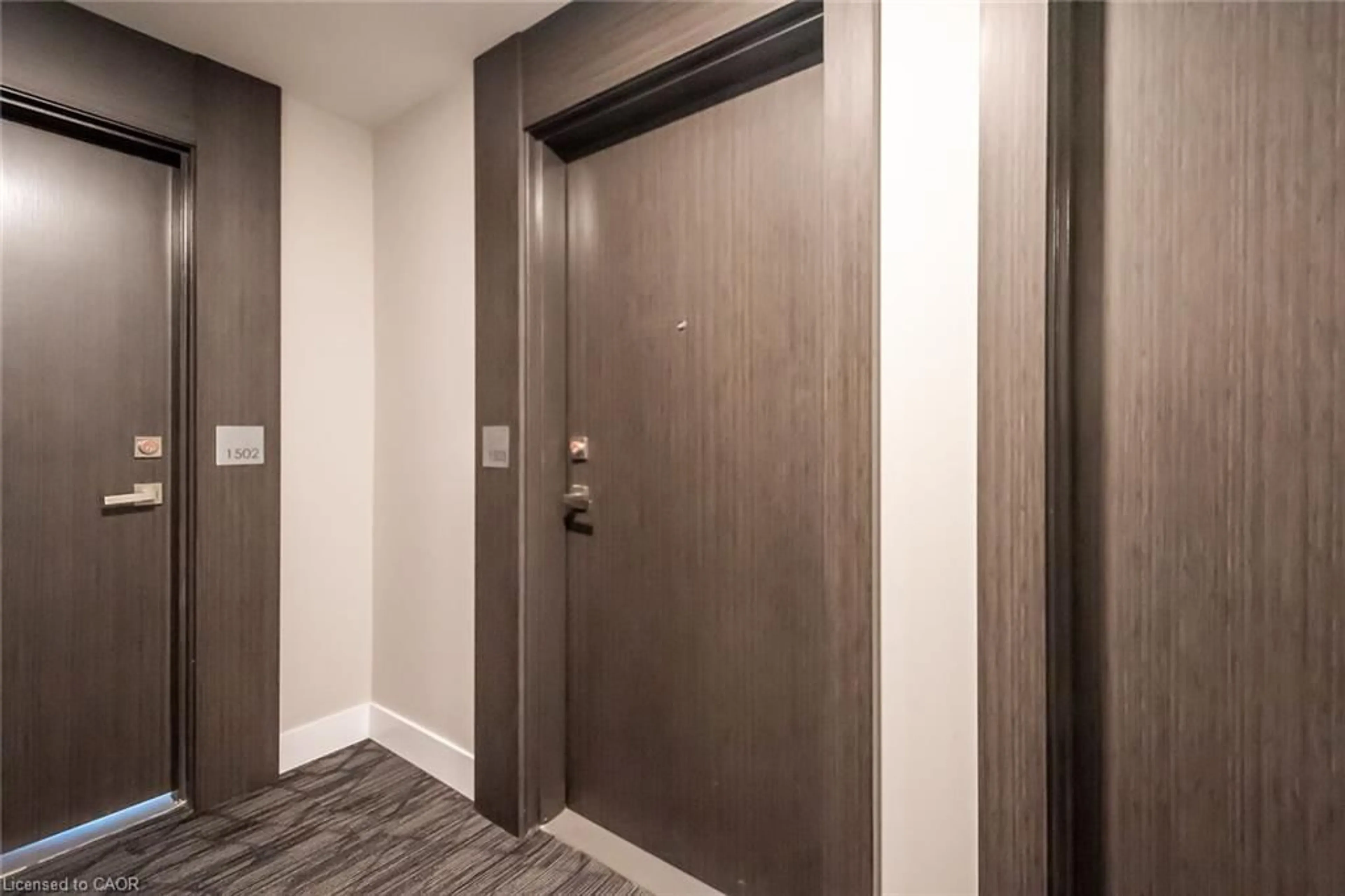 Indoor entryway for 15 Queen St #1503, Hamilton Ontario L8P 3R6