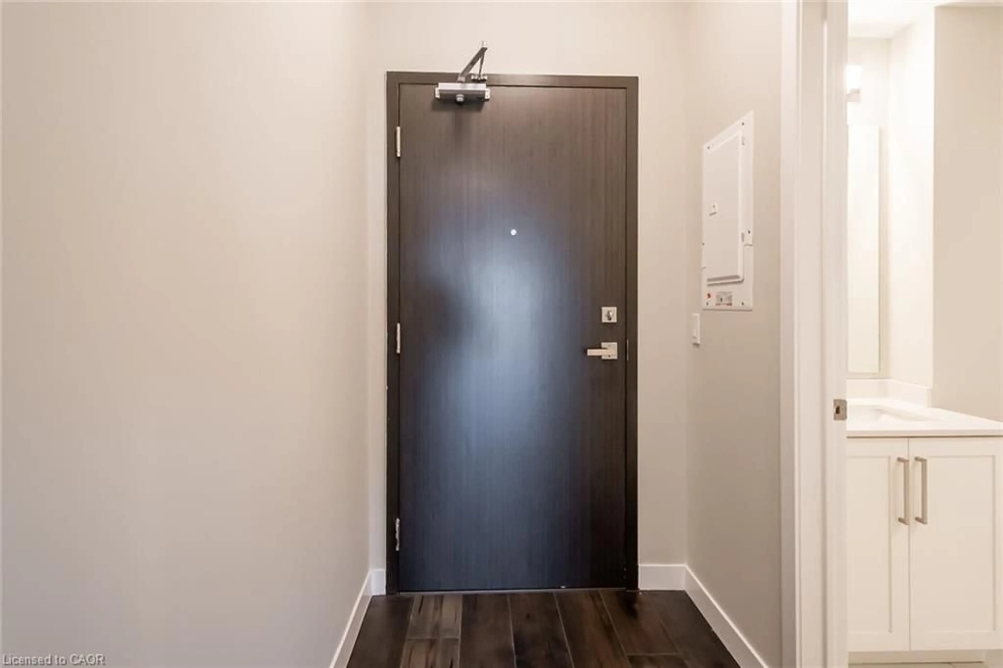 Indoor entryway for 15 Queen St #1503, Hamilton Ontario L8P 3R6