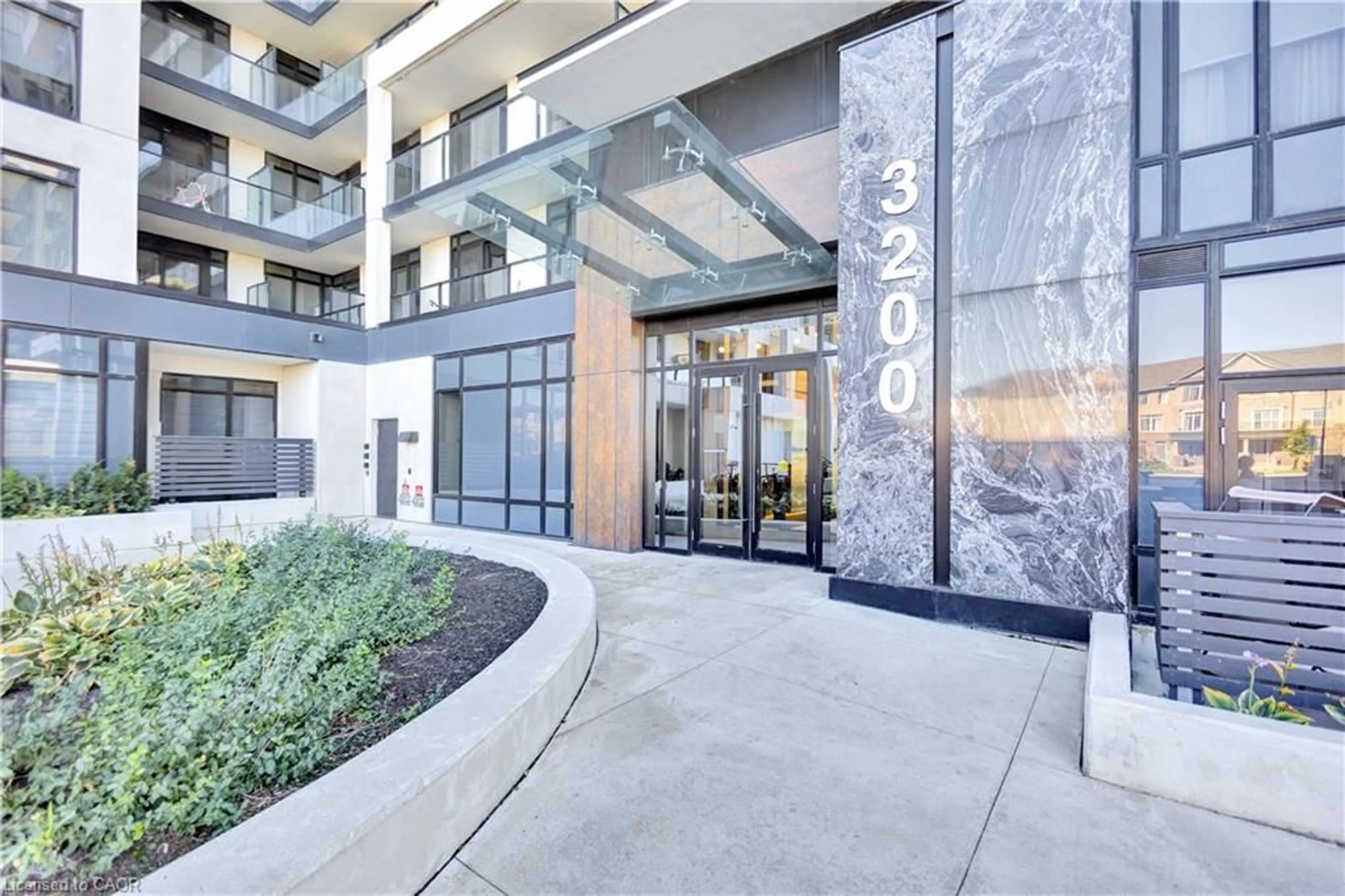 Indoor foyer for 3200 William Coltson Ave #721, Oakville Ontario L6H 7W6