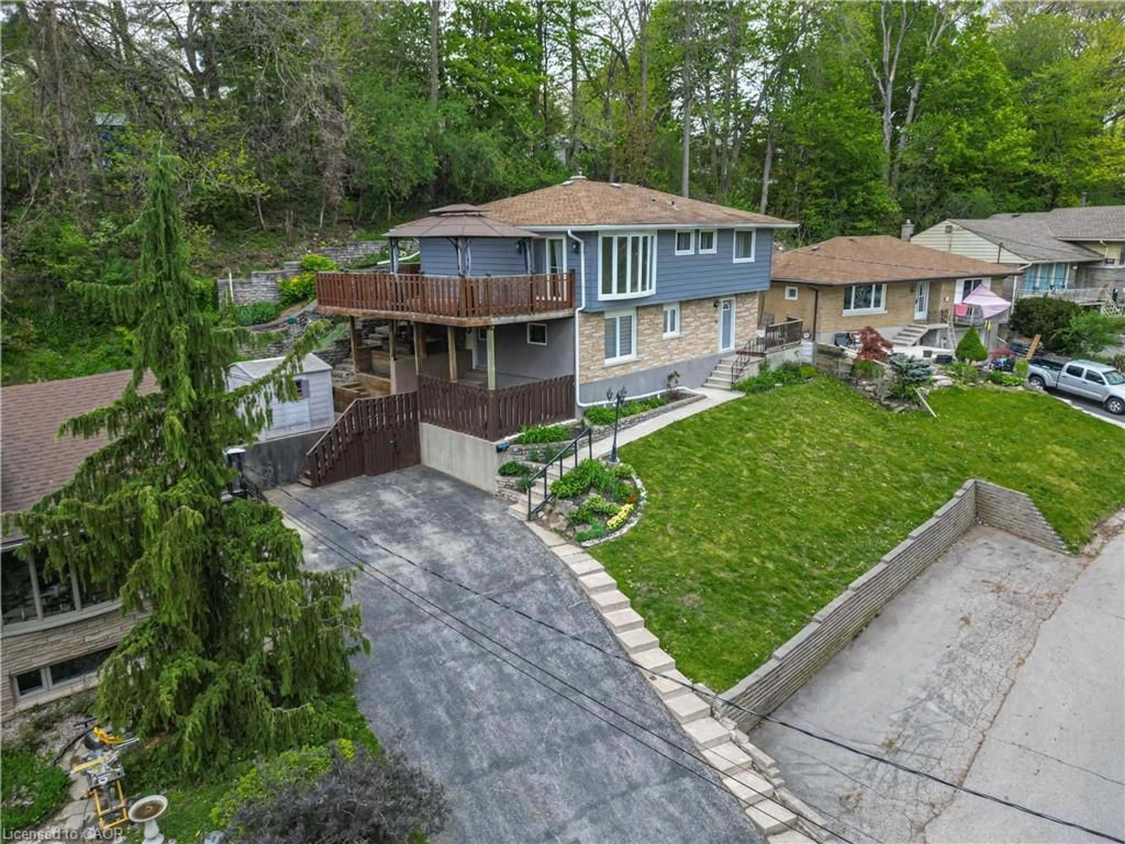 A pic from outside/outdoor area/front of a property/back of a property/a pic from drone, street for 22 Dundonald Rd, Cambridge Ontario N1S 3H3