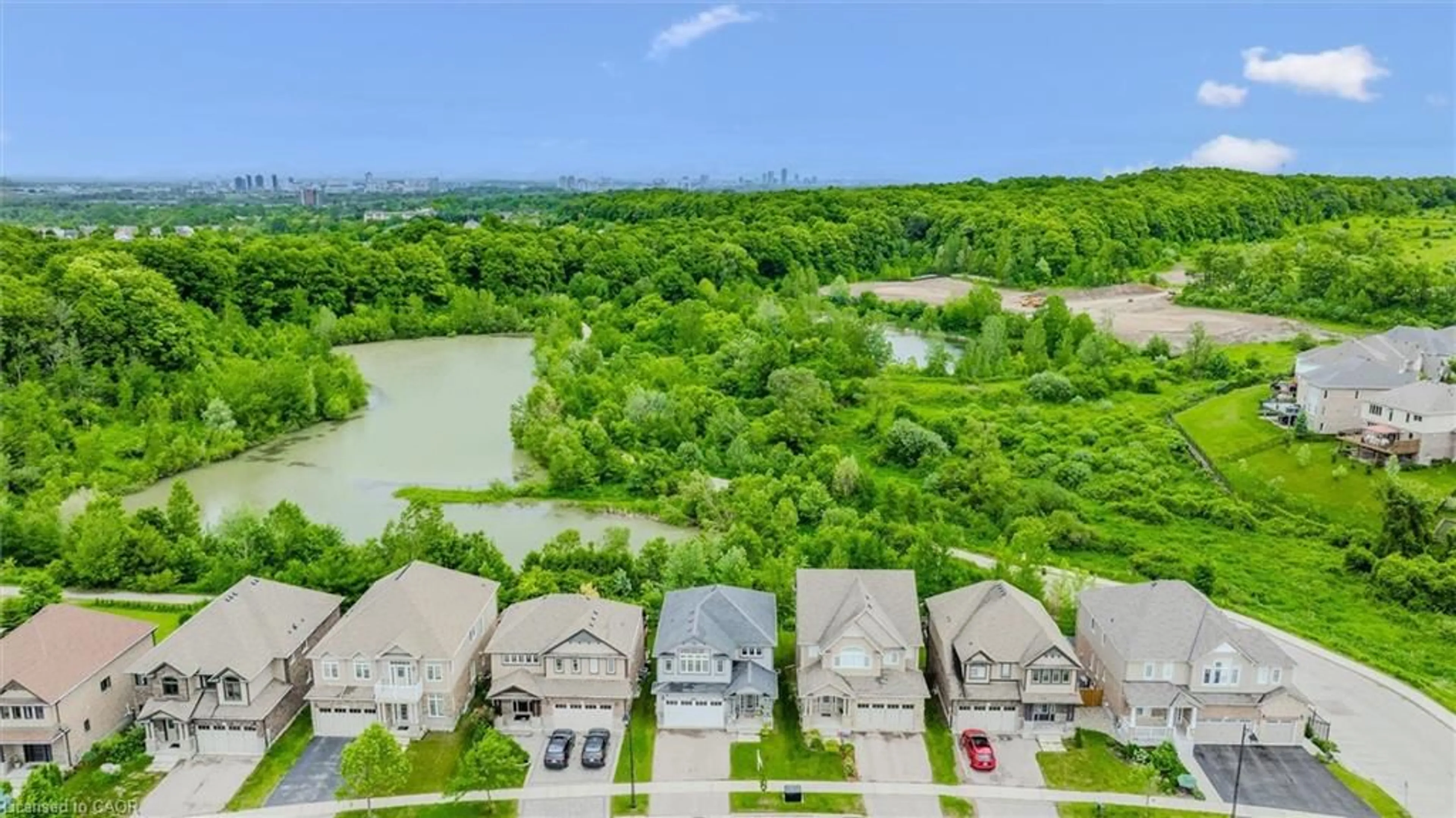 A pic from outside/outdoor area/front of a property/back of a property/a pic from drone, water/lake/river/ocean view for 598 Sundew Dr, Waterloo Ontario N2V 0B9