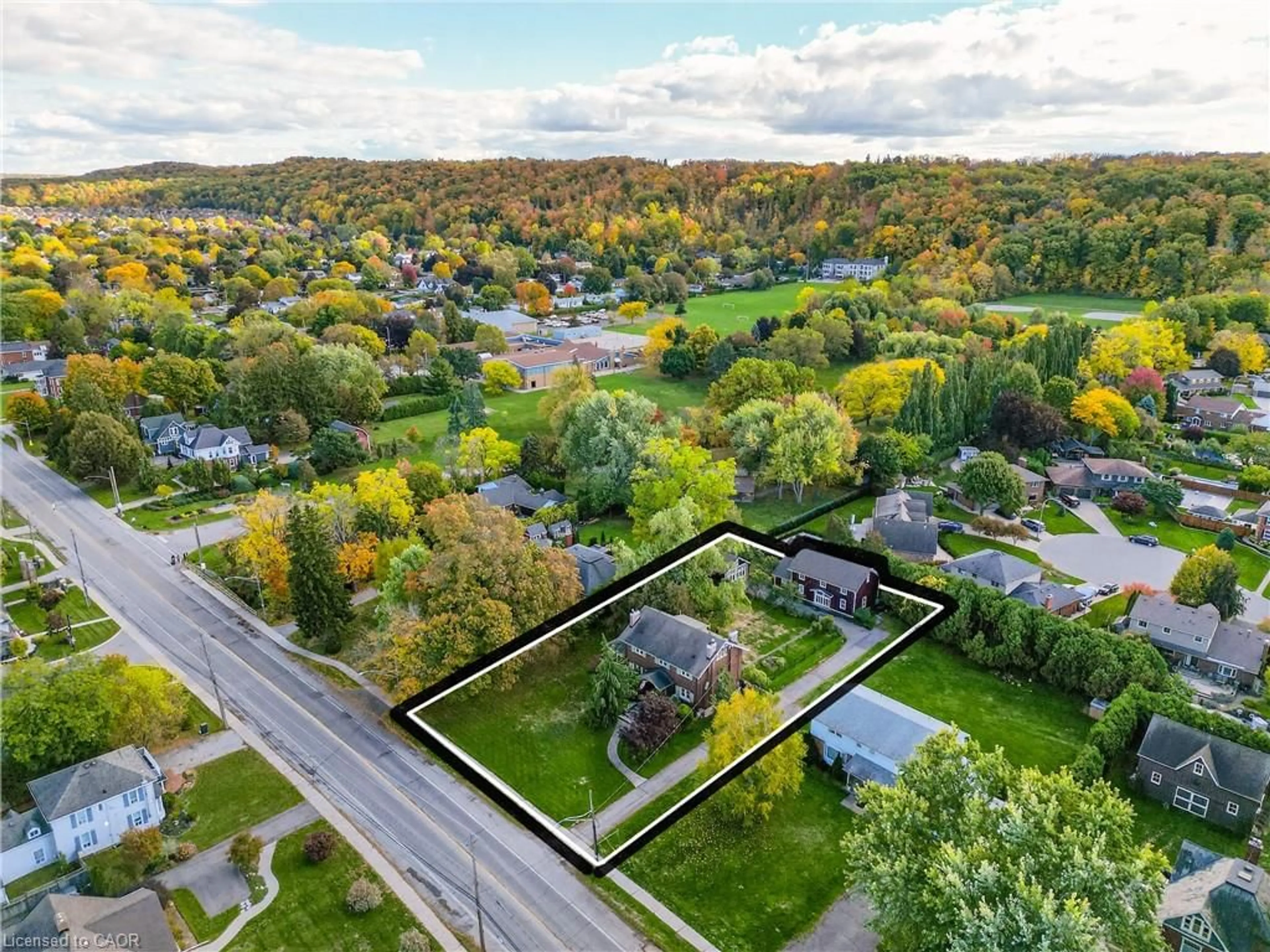 A pic from outside/outdoor area/front of a property/back of a property/a pic from drone, street for 102 Main St, Grimsby Ontario L3M 1N8